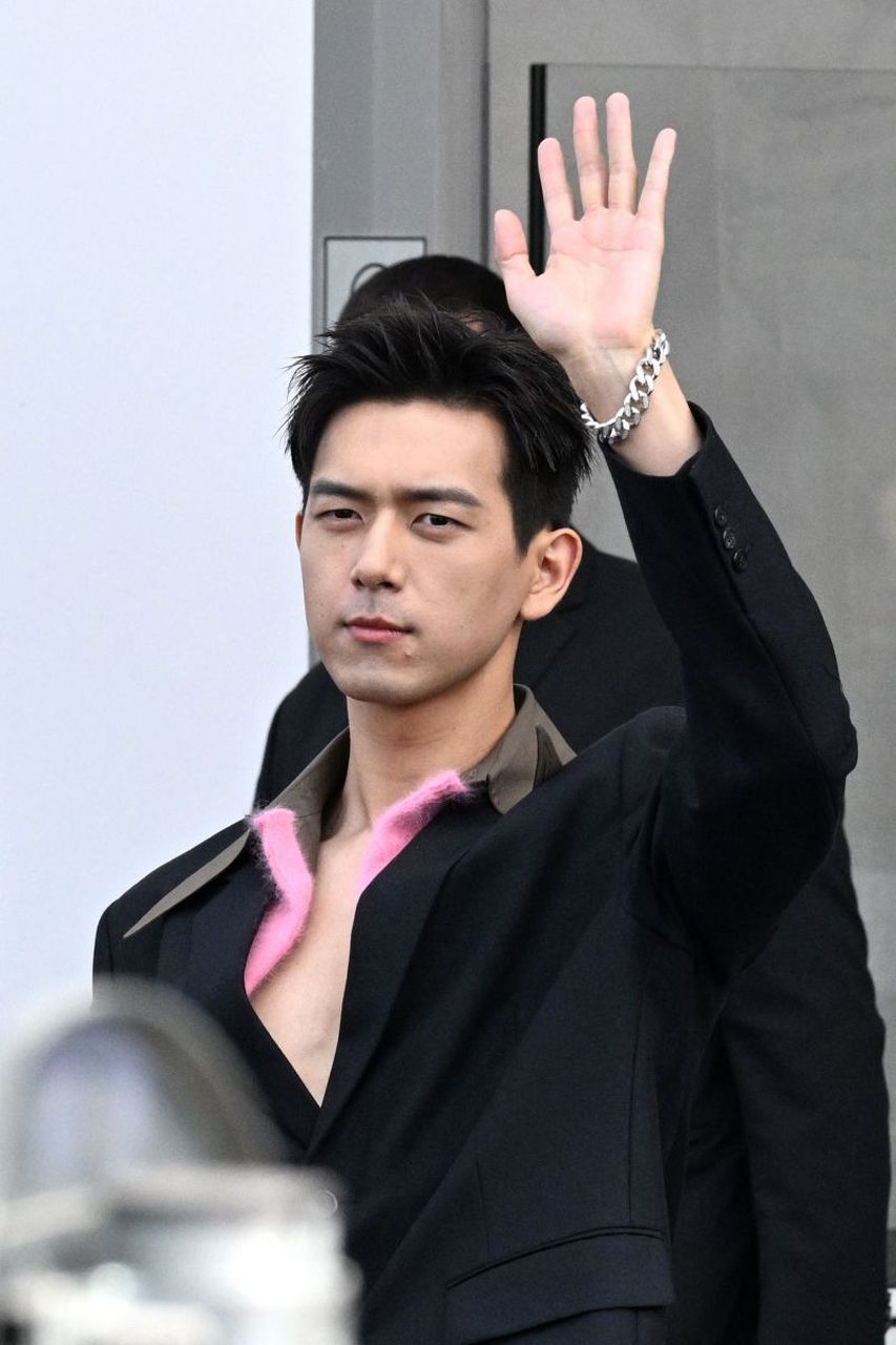 肖战和孙燕姿的合照让人热泪盈眶,肖战成功追星的方式引发热议.