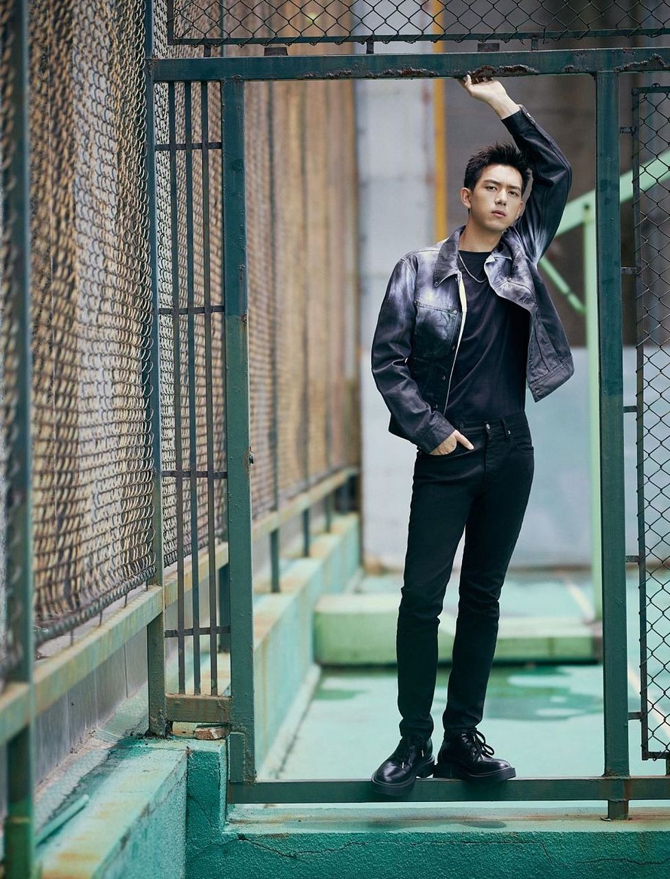 捐款100万元,帮助灾区人民度过难关.