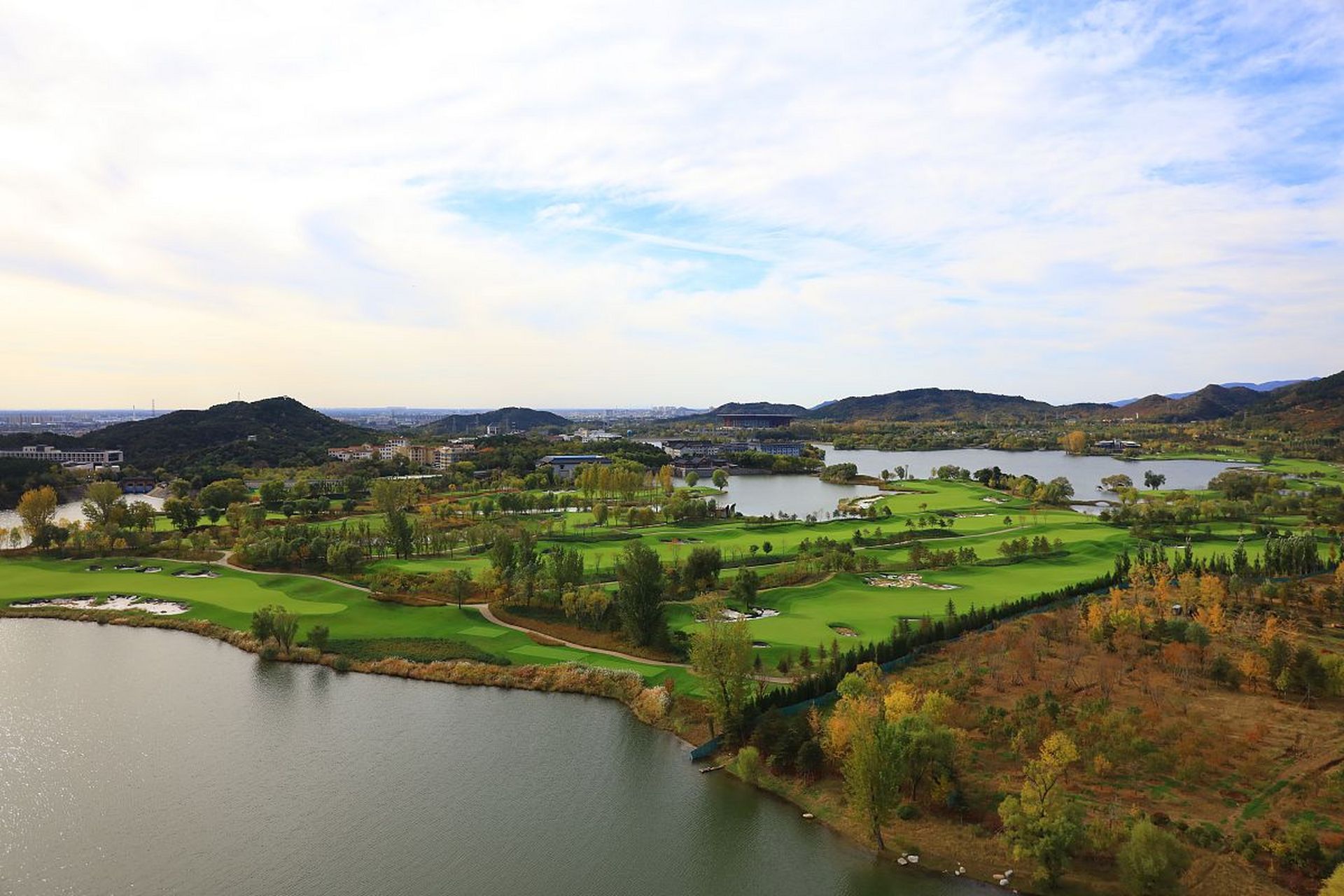 春天的九山湖被轻薄的晨雾缭绕着,宛如一位害羞的少女.