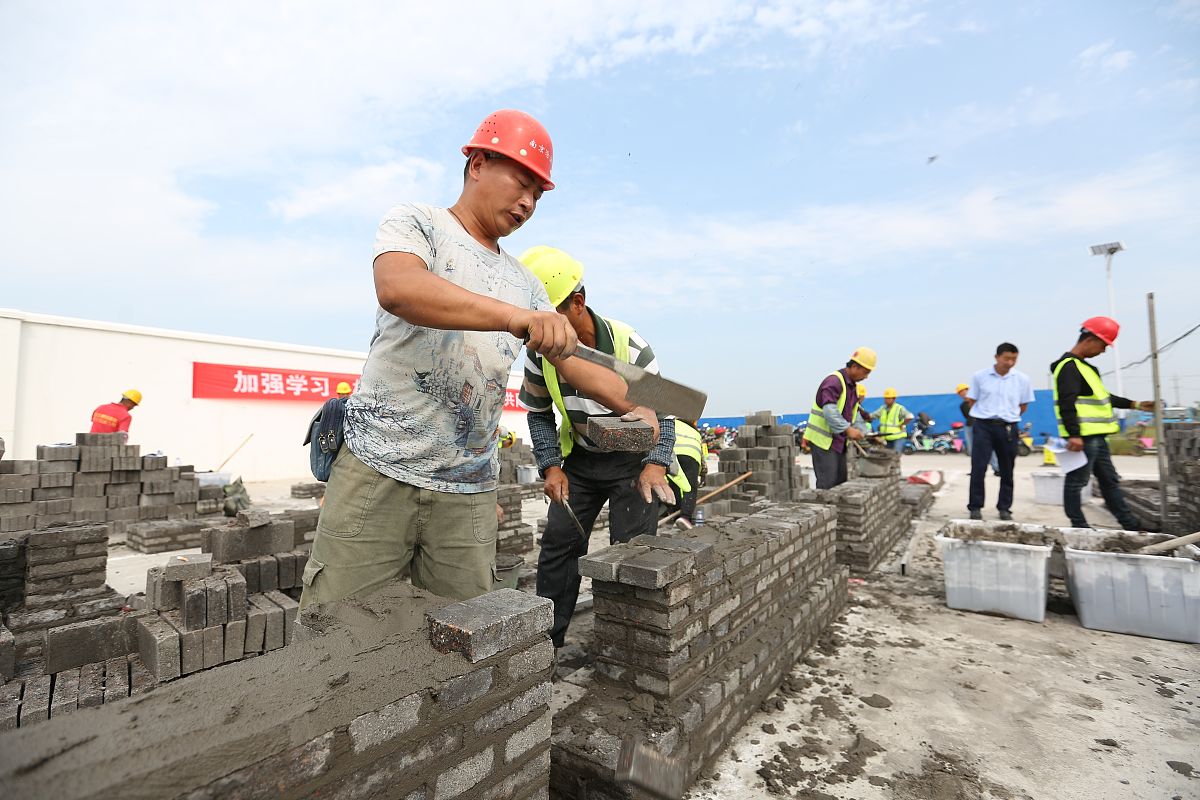 在建筑工地上累死累活的干一年,不同工作岗位最后能挣多少钱:  1,泥工