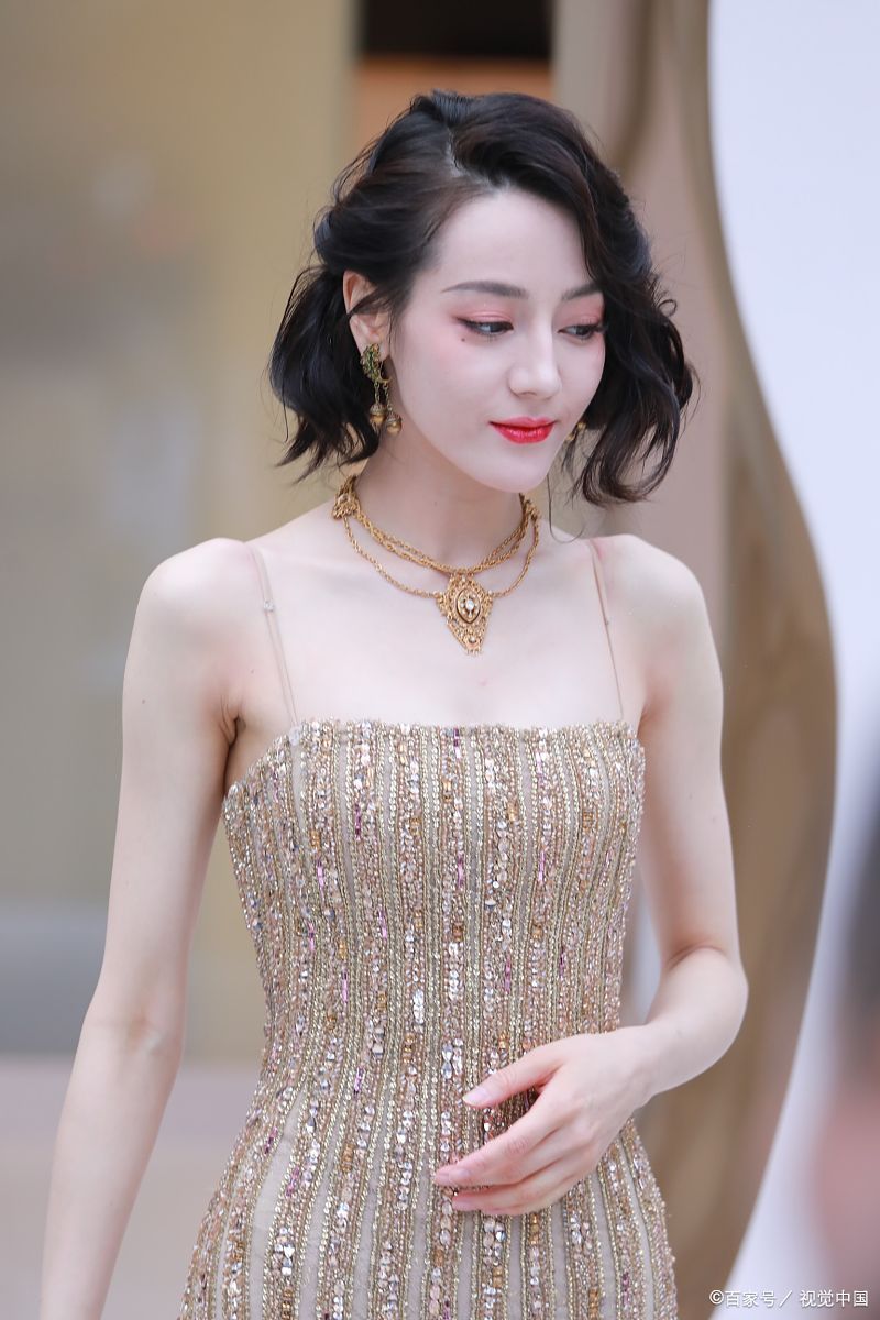 迪丽热巴的蝴蝶骨是美还是病?揭秘背部小翅膀的真相!