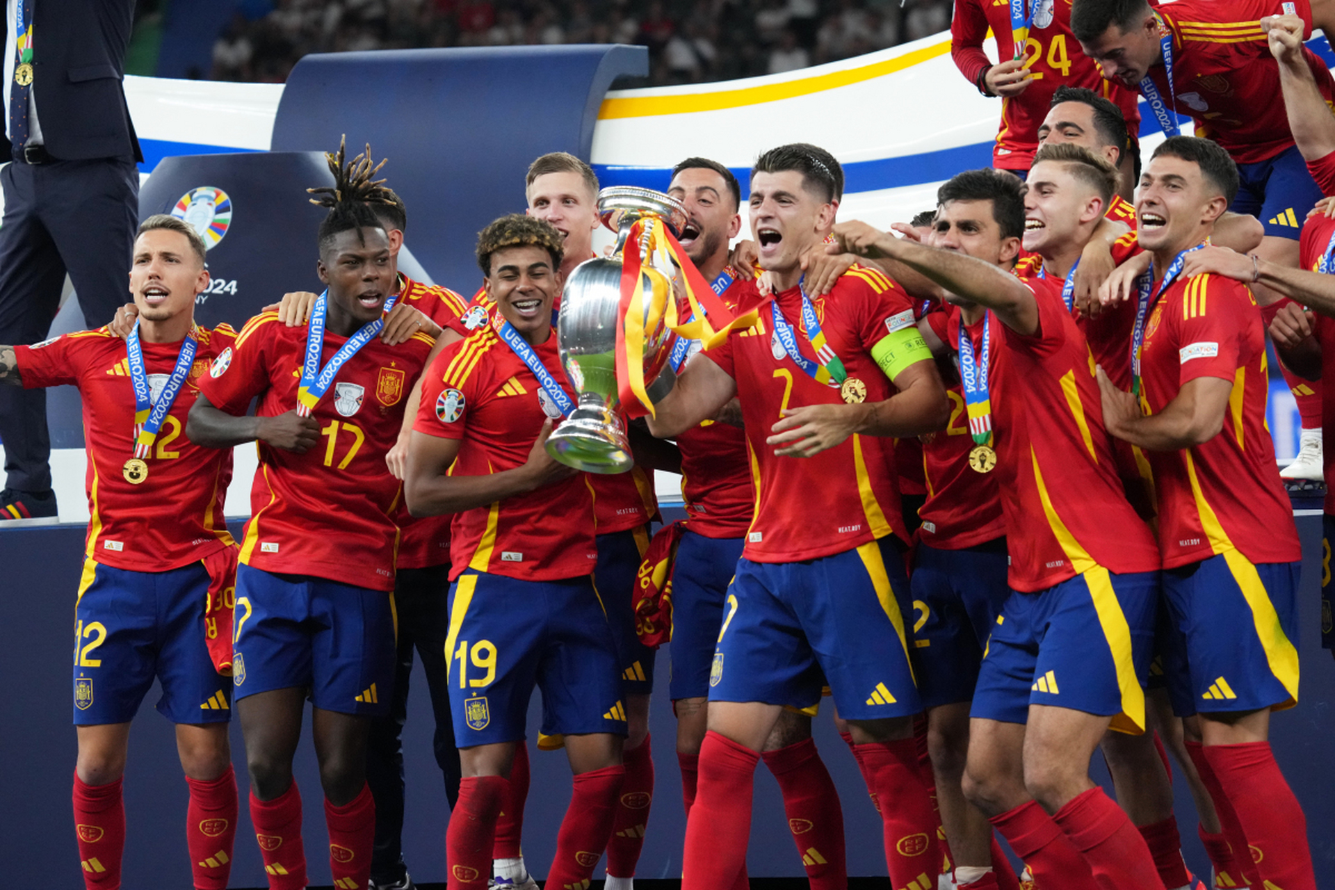 时隔12年再夺欧洲杯冠军! 2024欧洲杯决赛在奥林奥林匹克体育场开打!