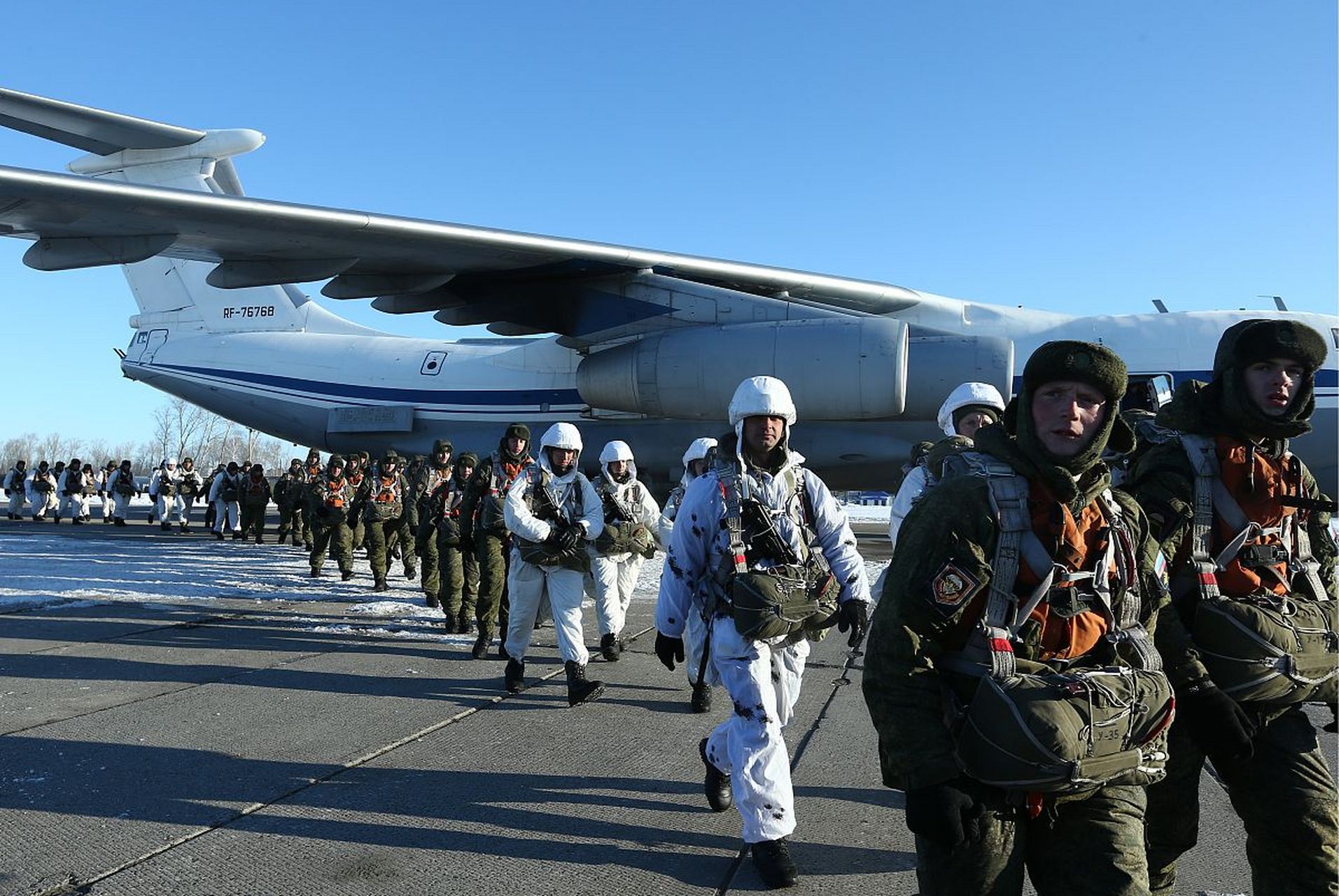 "俄罗斯空天军在叙利亚开打第二战场",  4月25日,在叙利亚东南部坦夫