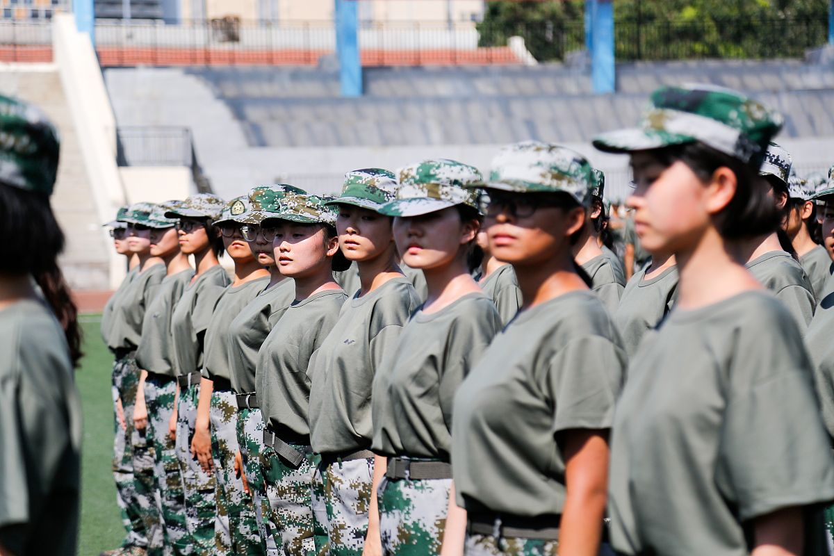 军训 班主任长相很年轻,教官和他不认识,当时正在军训的时候,教官突然