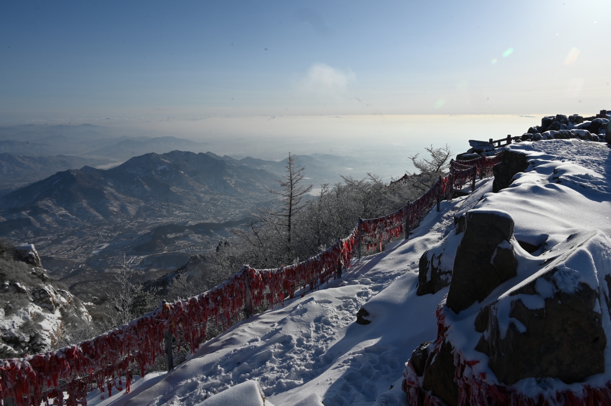 泰山巍峨耸云端, 雄姿英发震乾坤. 山势峻拔入天际, 峰峦叠嶂连绵延.