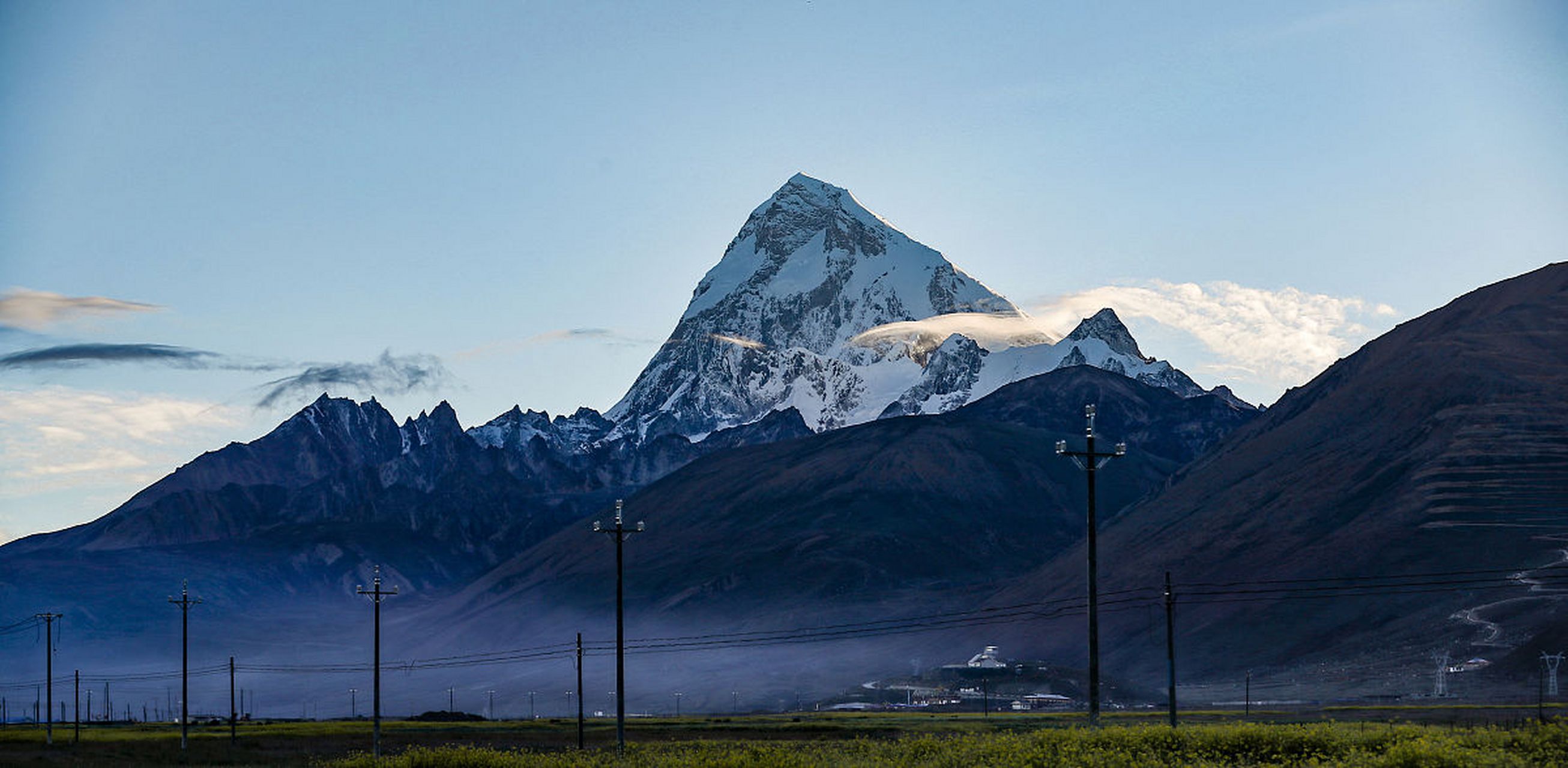 卓木拉日雪山的确是一座壮观的自然景观,它所蕴含的民俗文化,地质历史