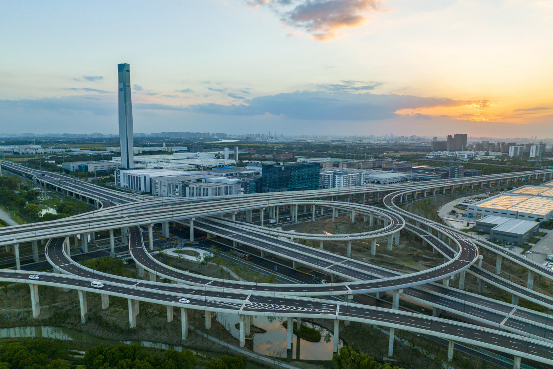这座城市是一个充满钢筋水泥混凝土的工业城市,缺乏都市的氛围.
