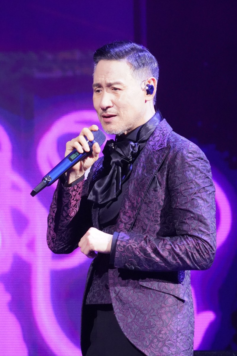 张学友,一代歌神,近日在泉州演唱会上为电视剧《繁花》献唱经典曲目