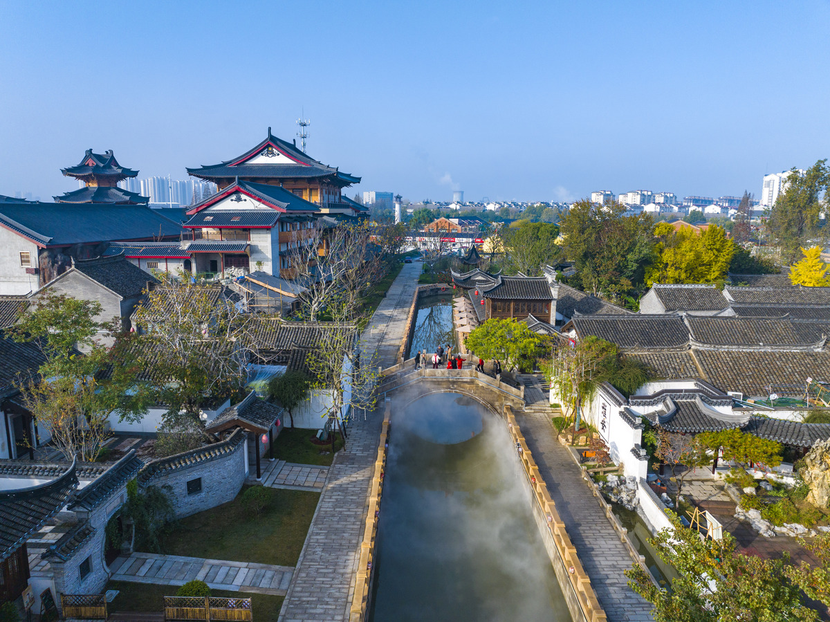 《清明上河图》为蓝本建造的大型宋代文化主题公园,宛若一幅徐徐展开