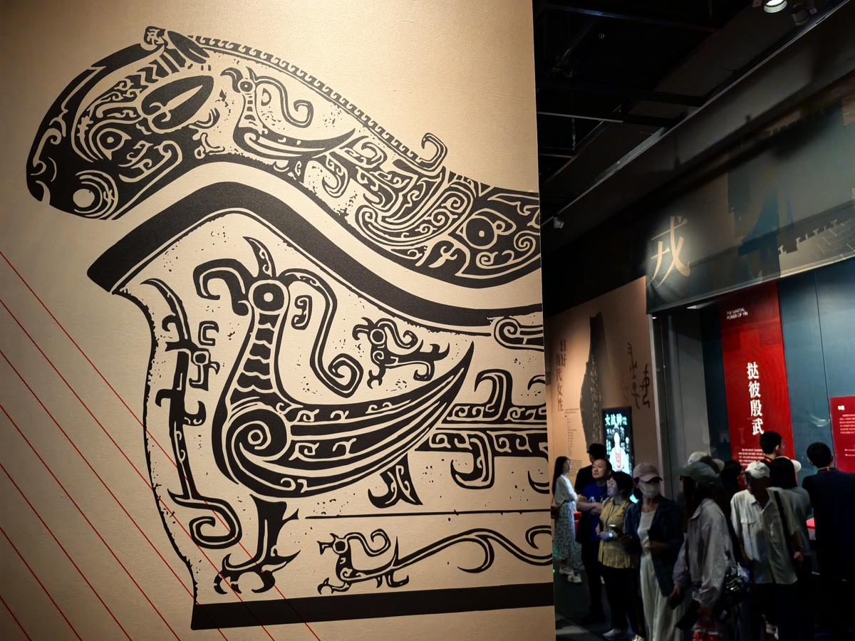 仔细看,衣服上那些神秘花纹可是从三星堆黄金面具上扒下来的!