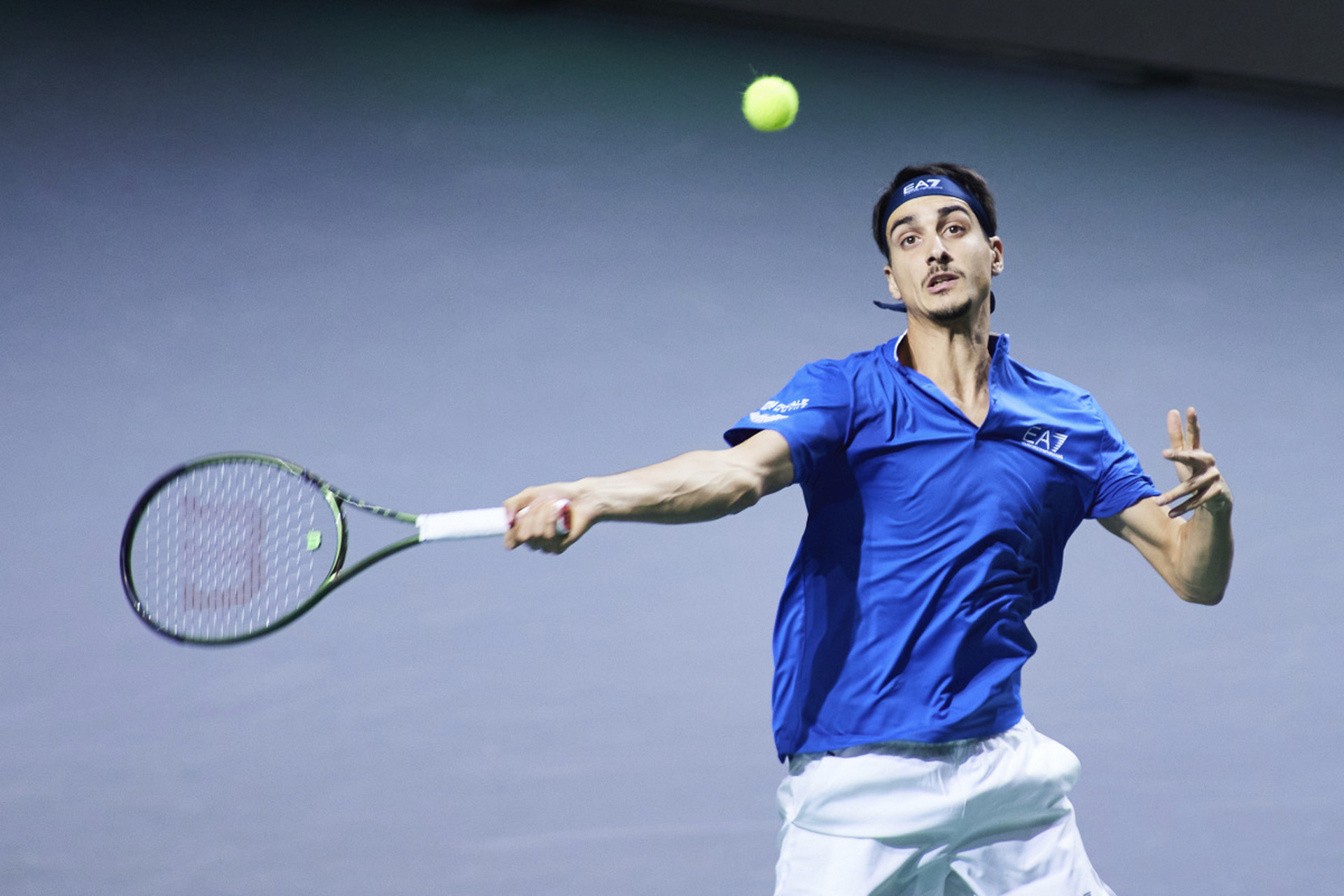 在网球比赛中,过网击球是重要的技术环节,需要注意发球,接发球和中场