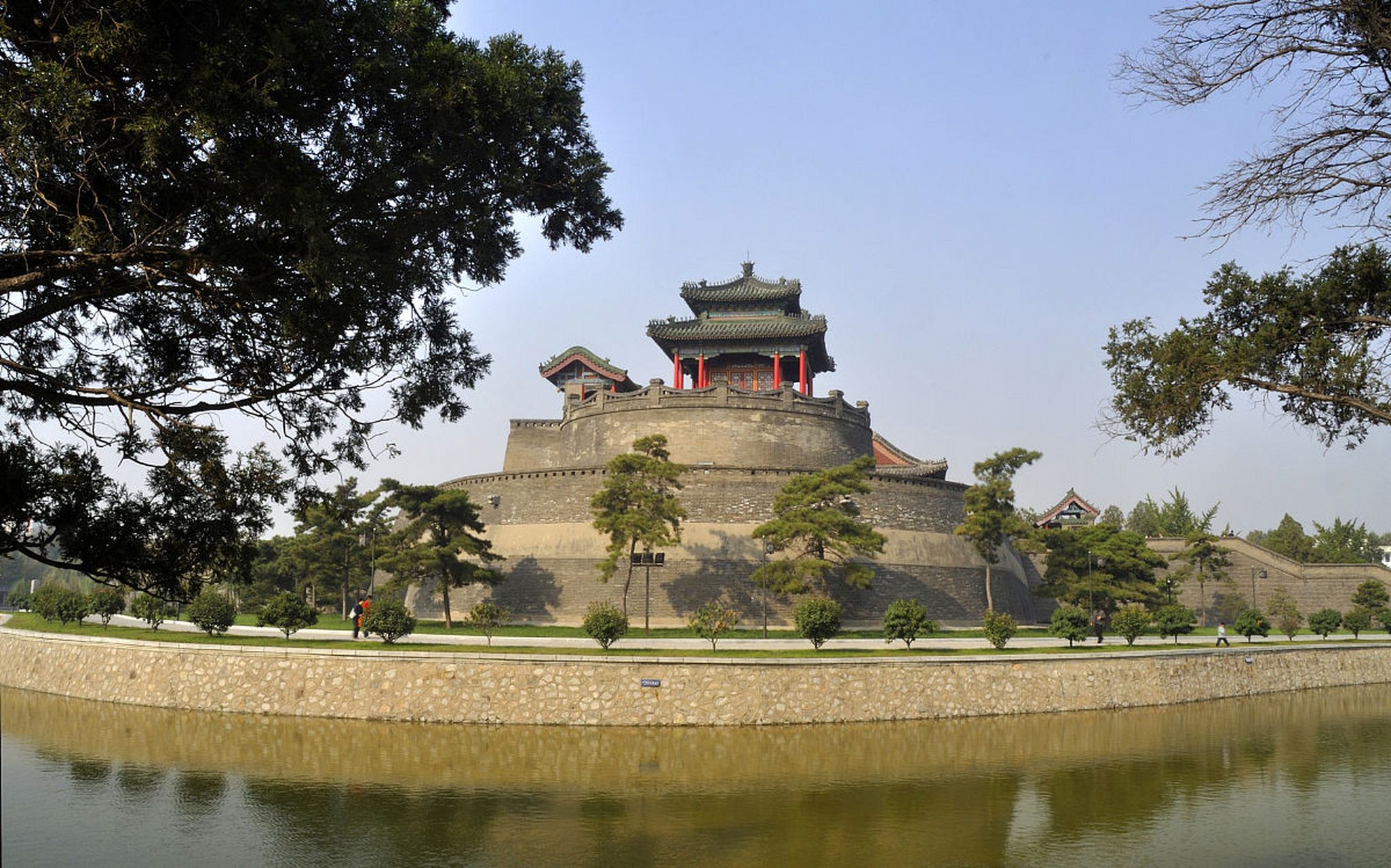 丛台公园是邯郸市最著名的公园之一,也是秋季旅游的热门景点