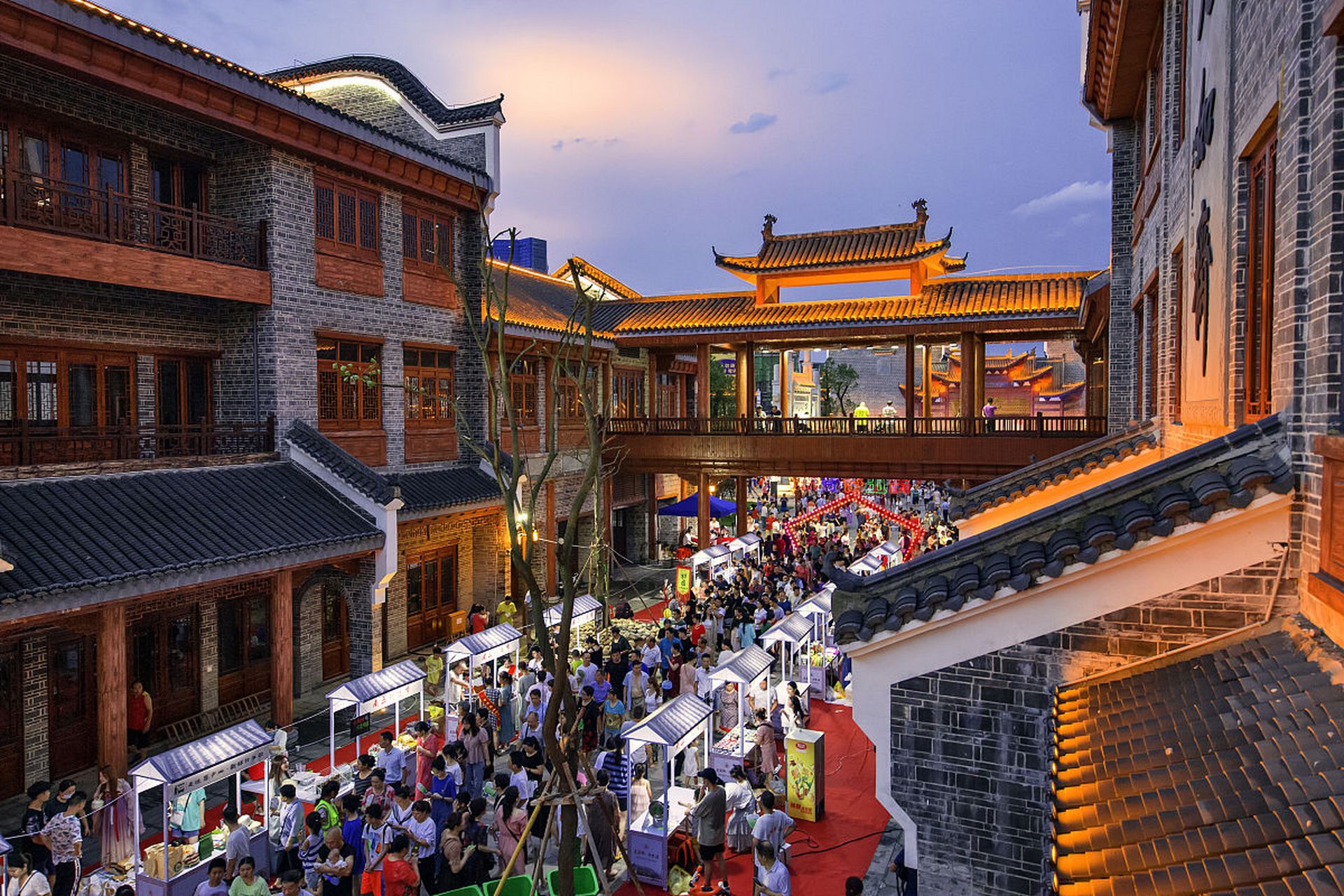 曾经的萍乡南正街,现在的网红一条街,各种乱象,嘈杂比比皆是,再也看不