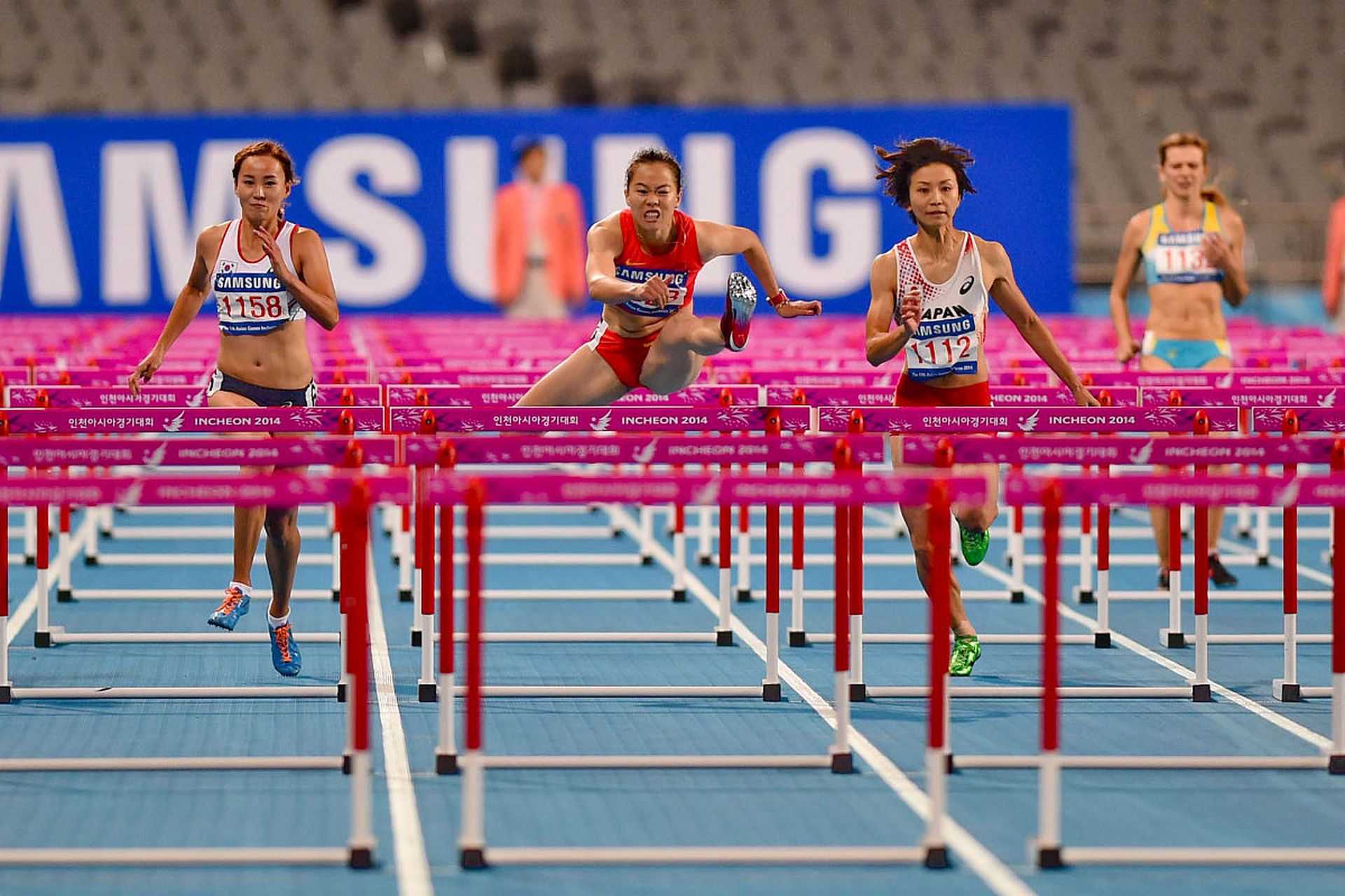 近日,林雨薇和吴艳妮在女子跨栏比赛中一展身手,展现出高超的竞技水平
