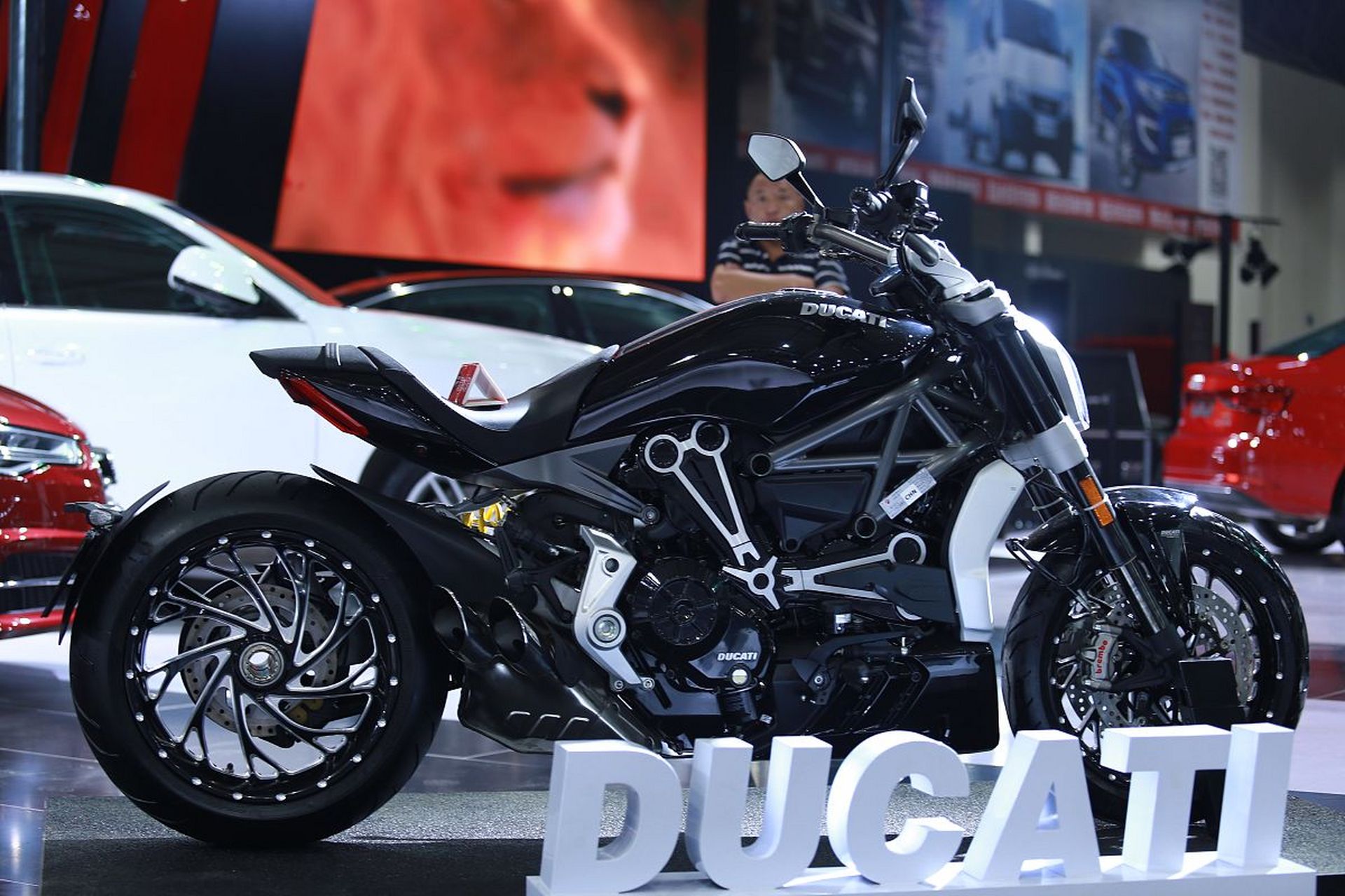 杜卡迪diavel1260s,是速度与激情的碰撞火花99豪华摩托之巅与运动