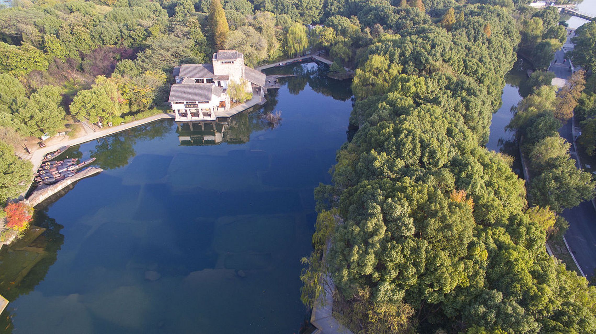 柯岩风景区有两个大门,柯岩和鲁镇,分别带你进入风景区的不同区域.