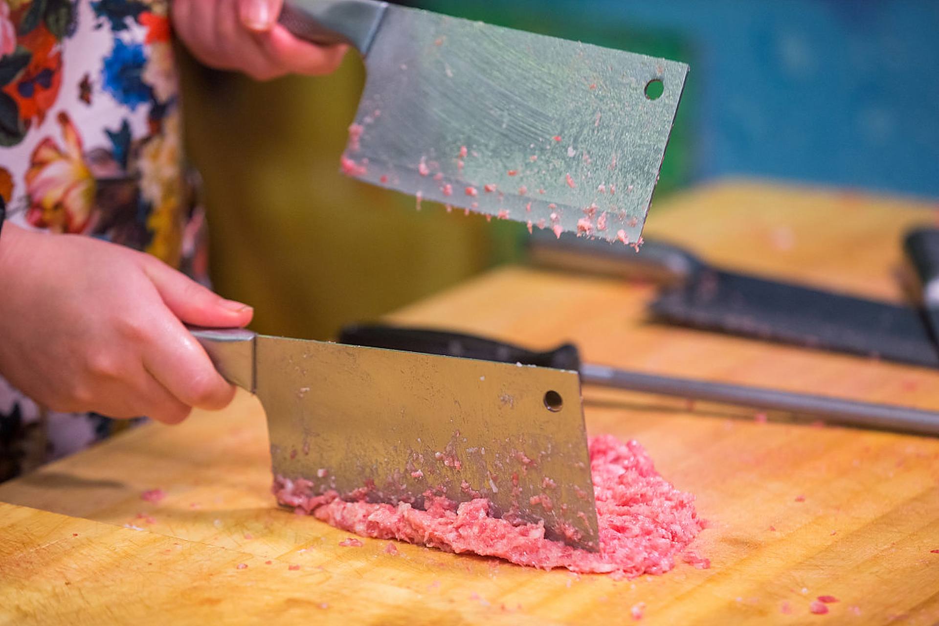 一分钟剁肉馅把猪肉放到案板上,刀斜45度切肉,注意不要把肉切断,然后