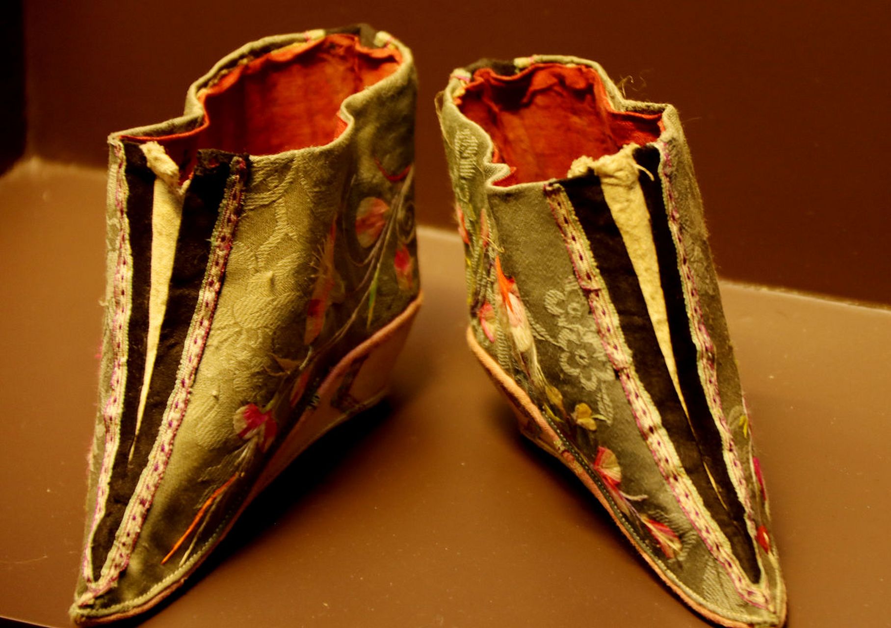 #网店兜售三寸金莲袜299元一双#   "三寸金莲"缠足鞋作为一种历史文物