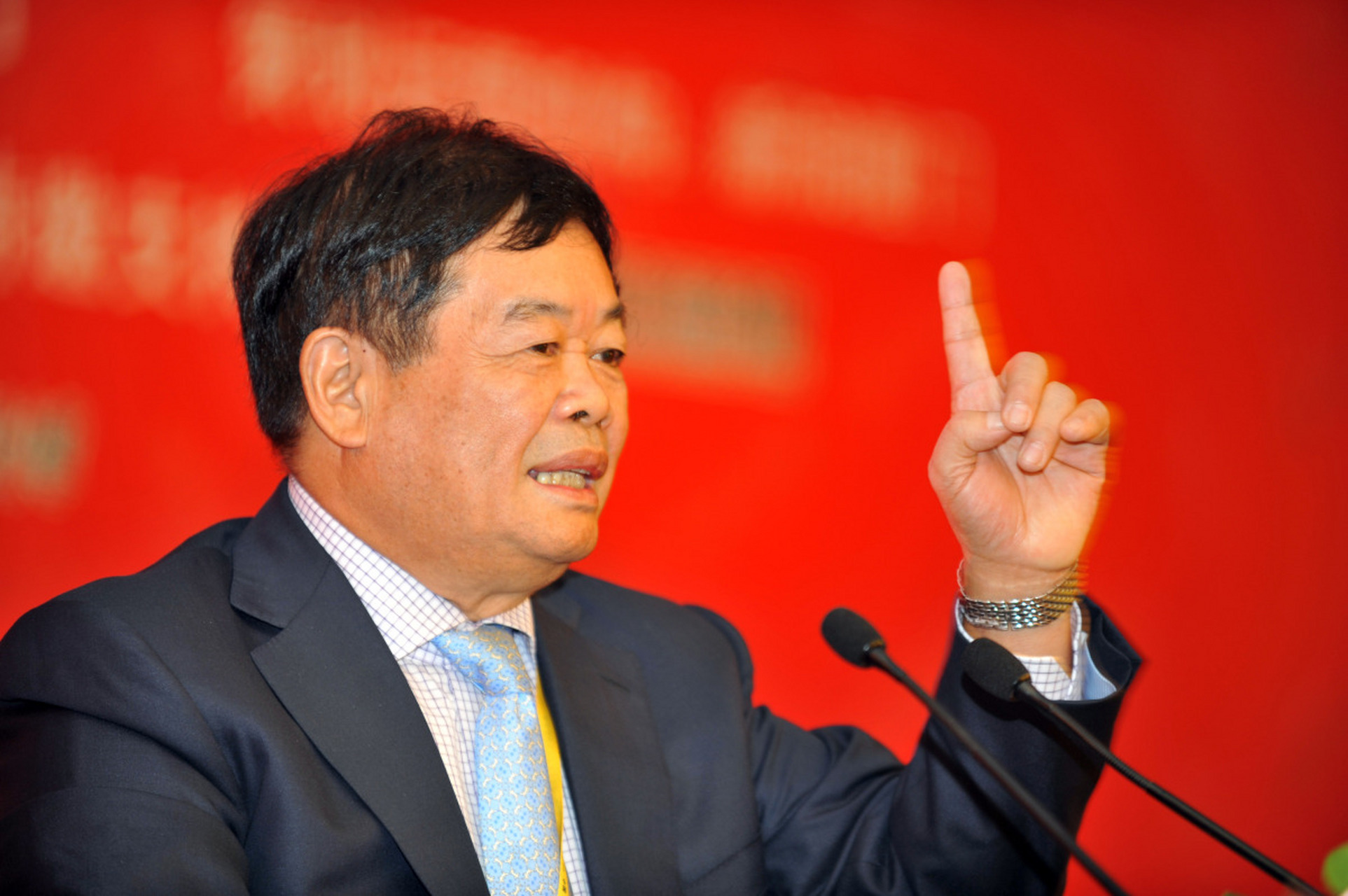 但随着曹德旺年事渐高,董事会在谁来接任福耀玻璃董事长这件事上,和