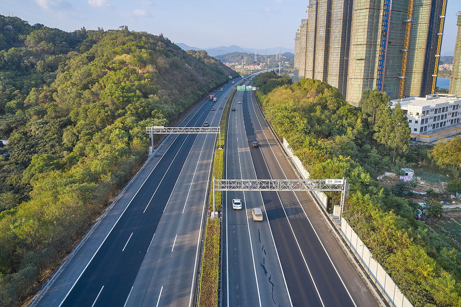 该高速其最低限速可突破120km/h,初定速度为150km/h,后续