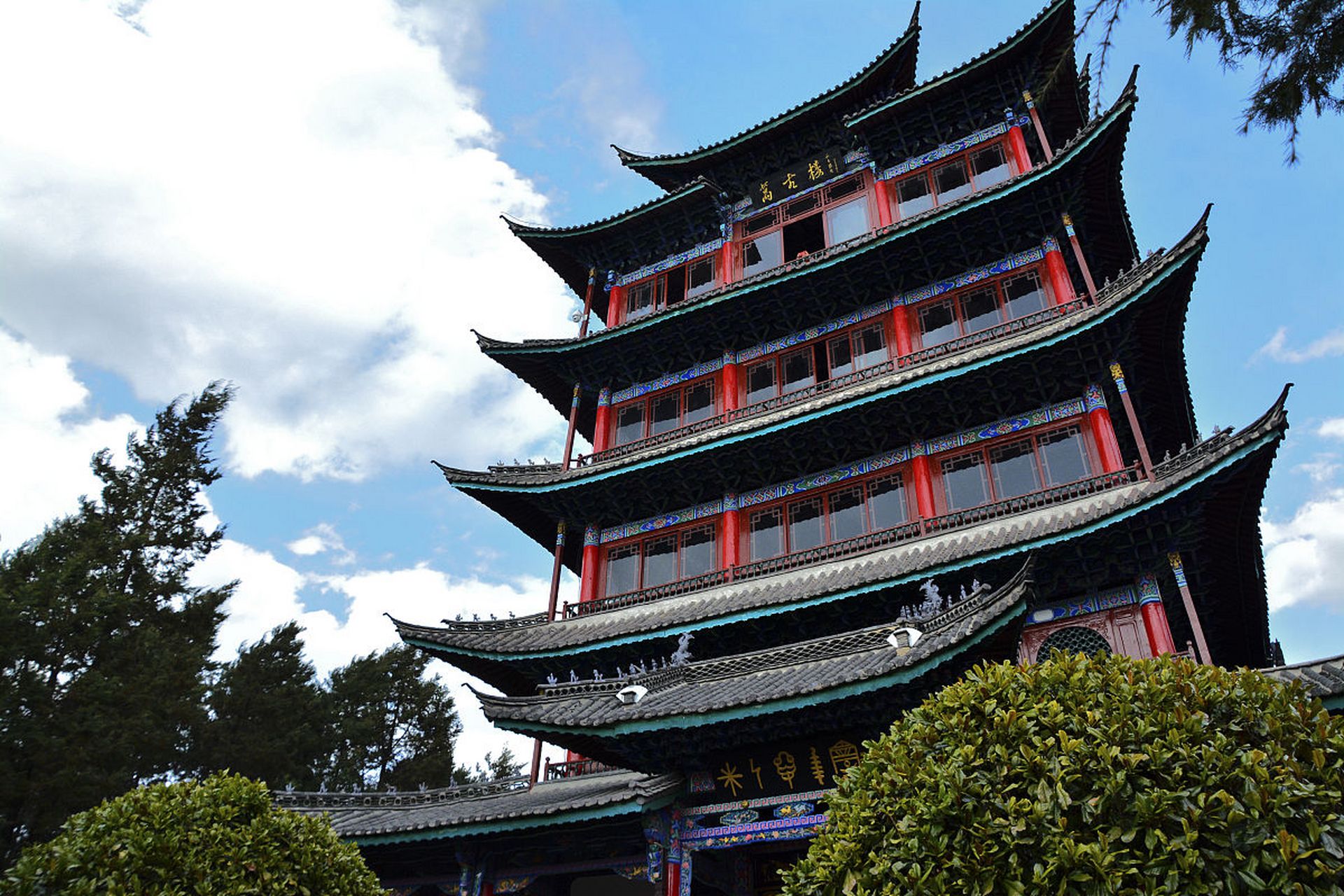 万古楼是丽江的标志性的建筑.