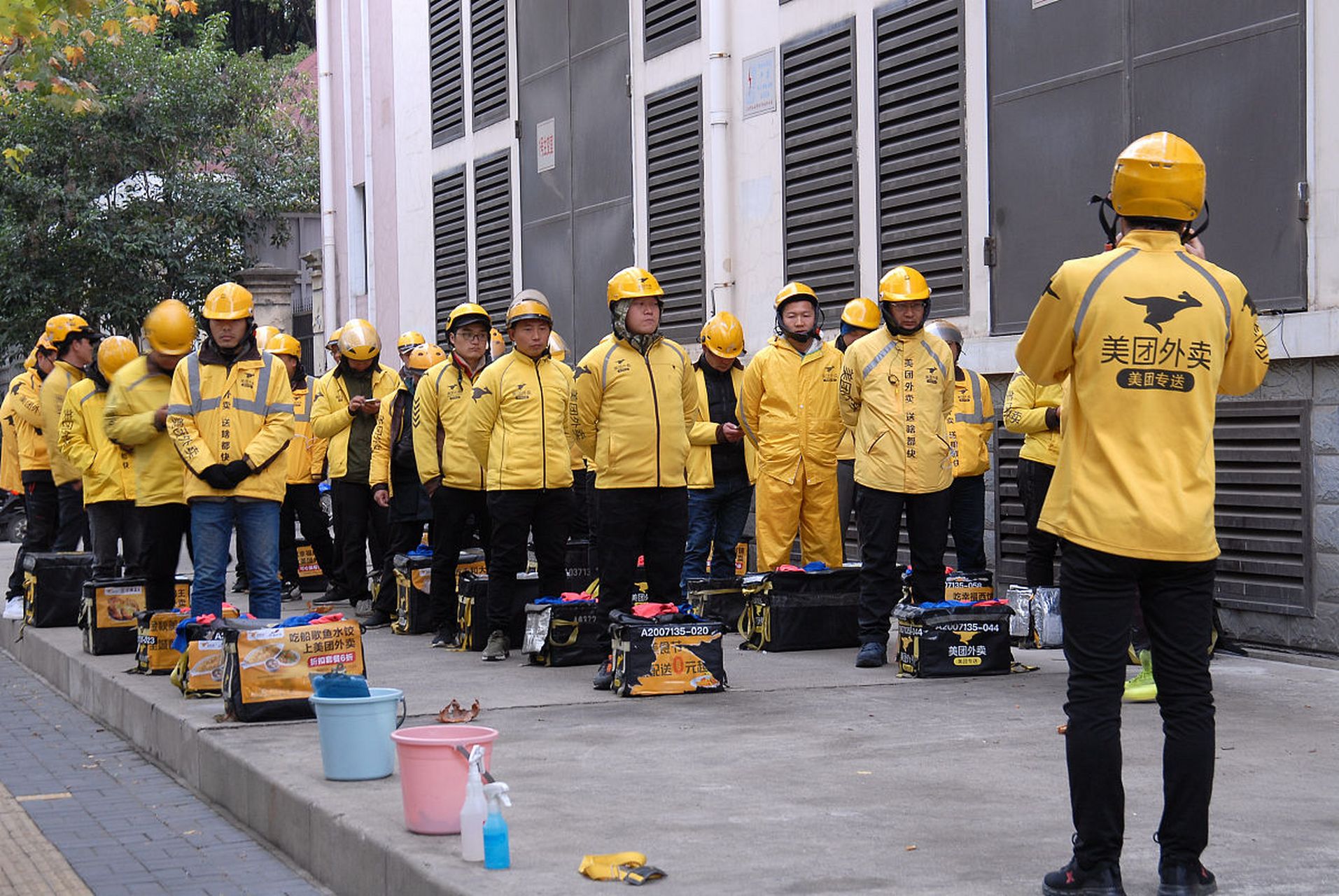 "大不了就去送外卖",这句话曾经是很多职场打工人挂在嘴边的一句话