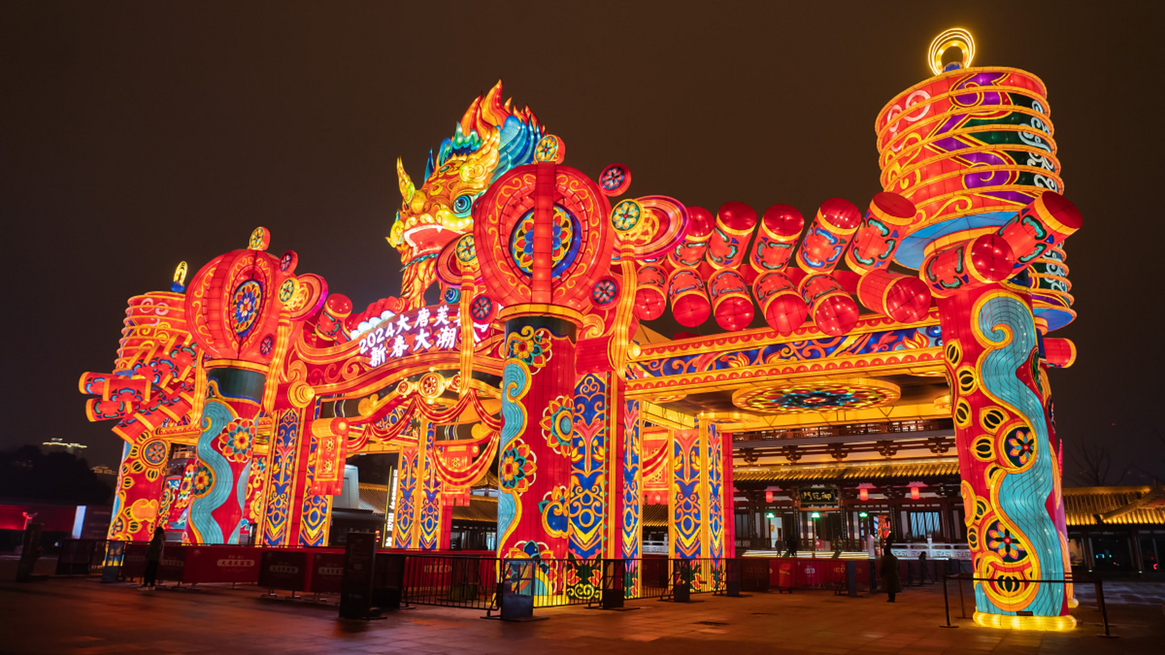 大唐芙蓉园新春灯会盛况空前,游客如潮.