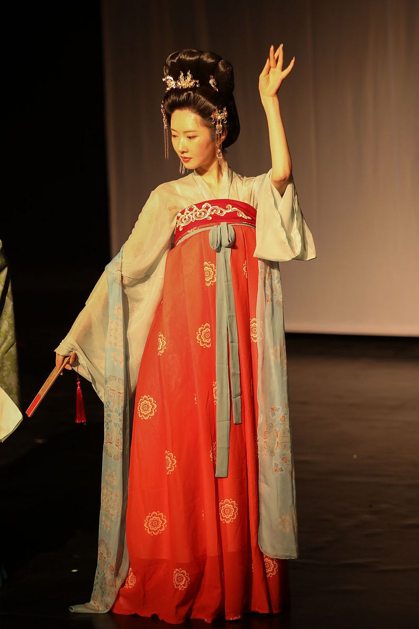 我来说两句:披帛早在秦汉时期就出现了,到了唐朝才广为流行,女子穿戴