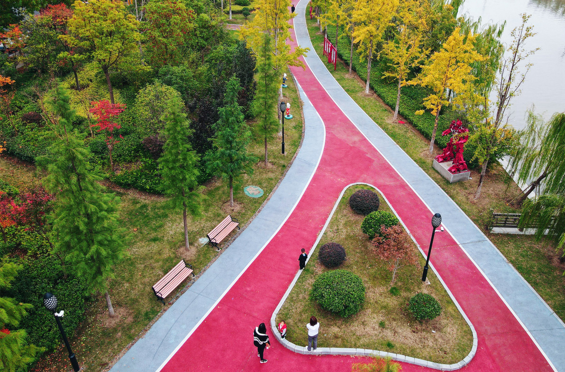 "就锦城绿道来说,串联了成都的文化旅游,国际交往以及科技创新这三大