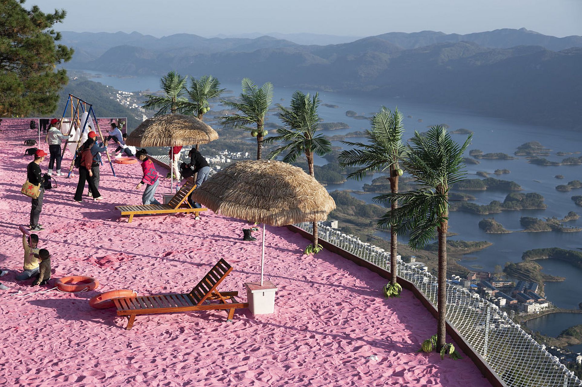 湖北黄石天空之城,是一处以高空玻璃栈道和观景平台为主要景观的旅游