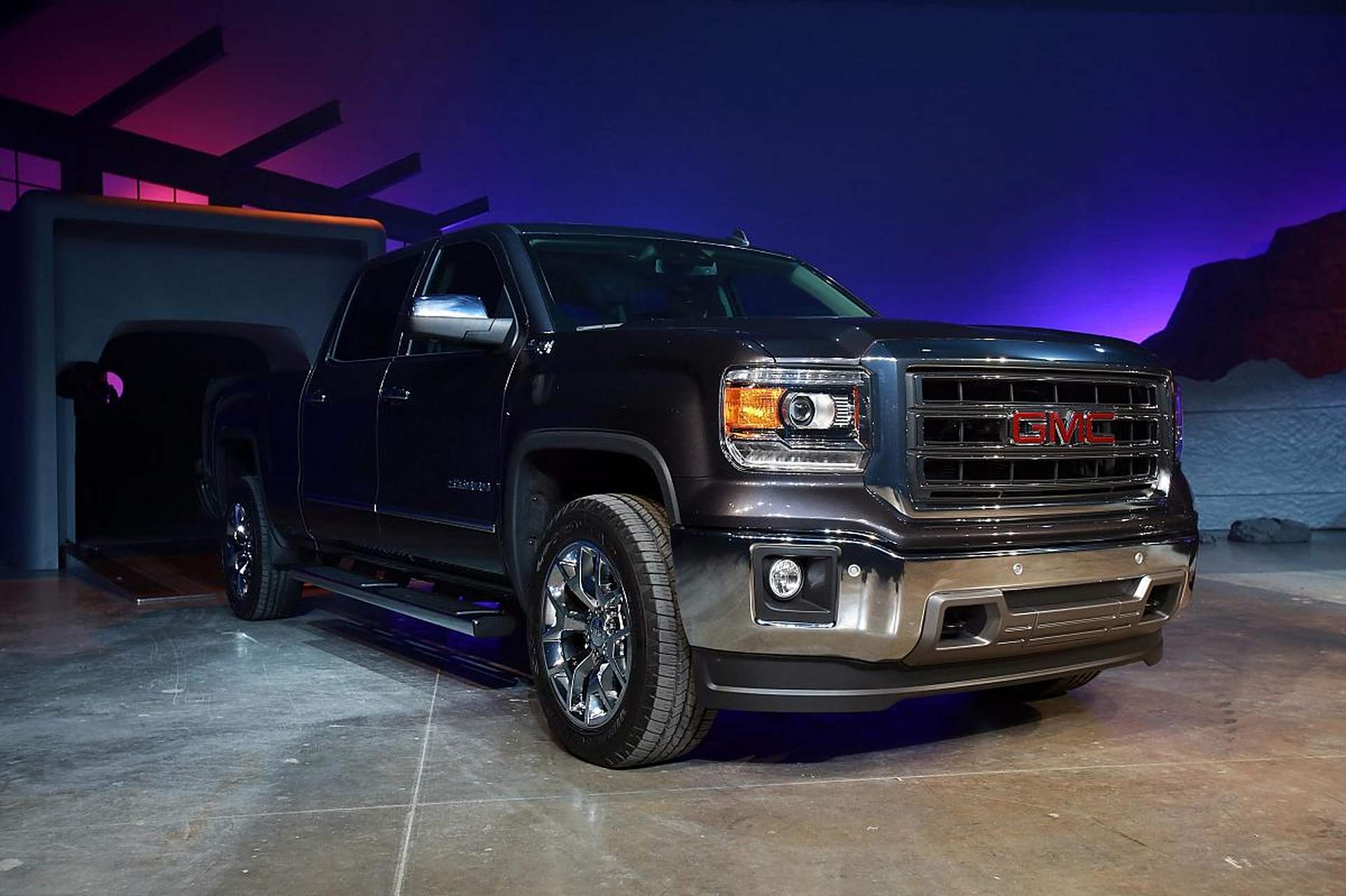 做装饰工程的老板最近抹帐来一台道奇公羊皮卡,拥有5817mm×2017mm