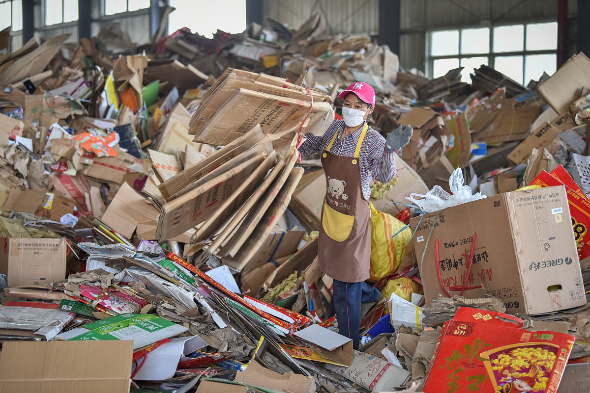 80后女孩去卖废纸箱,废品店老板:无奈!