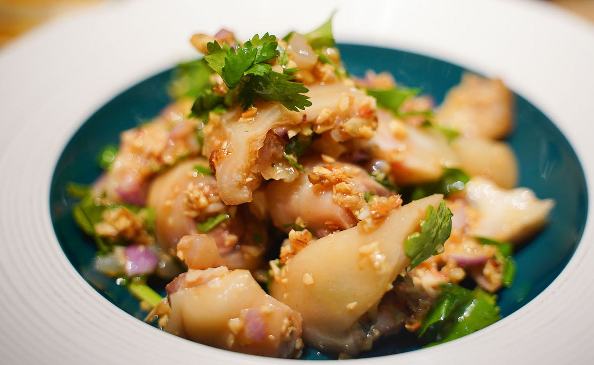 凉拌猪蹄的做法故事#美食#  美食博主释一刀 从前,有一位年轻的小伙子