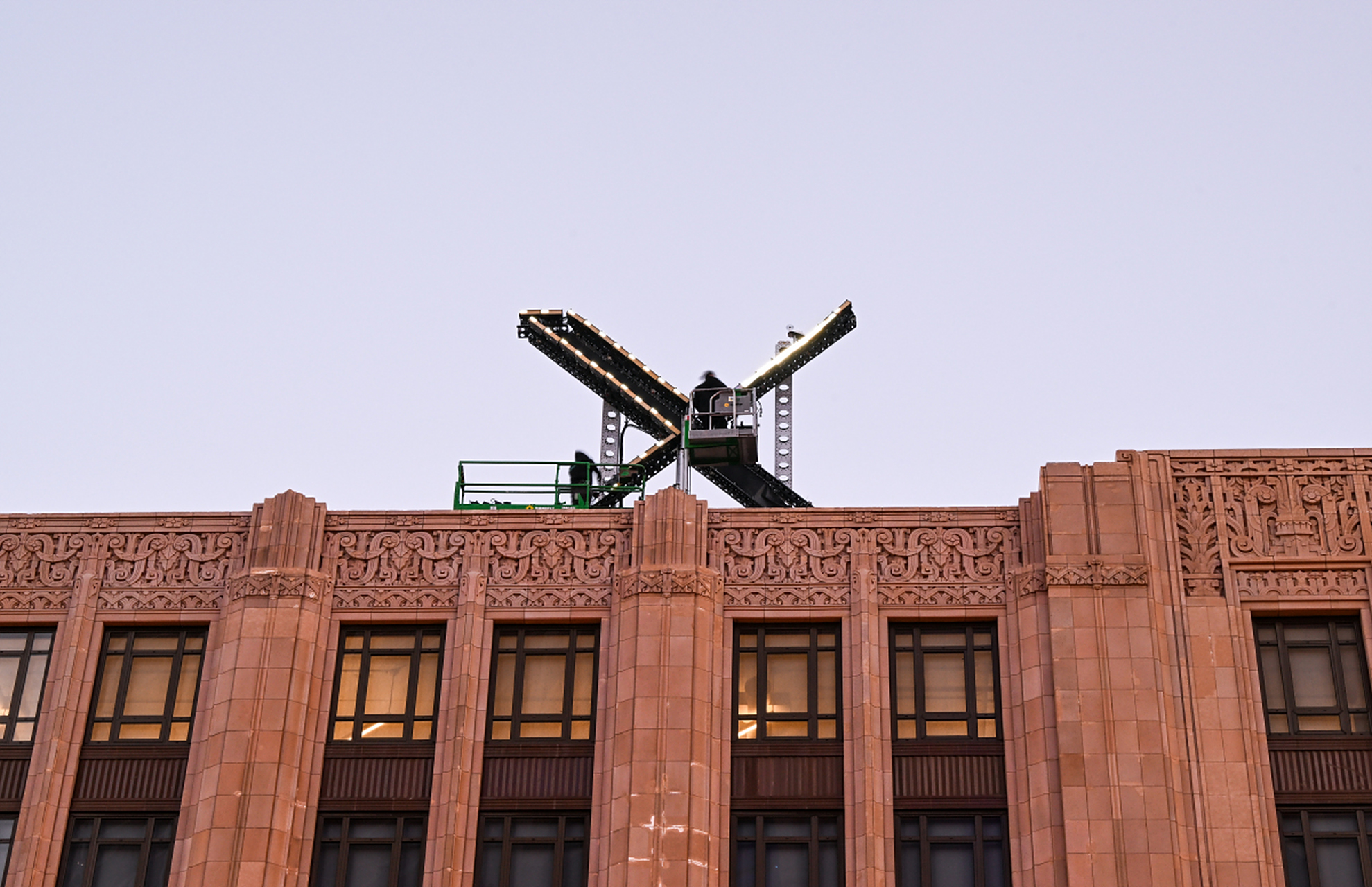 推特总部大楼"x"标志短命三日,因太亮被迅速拆除  在当代城市的霓虹灯