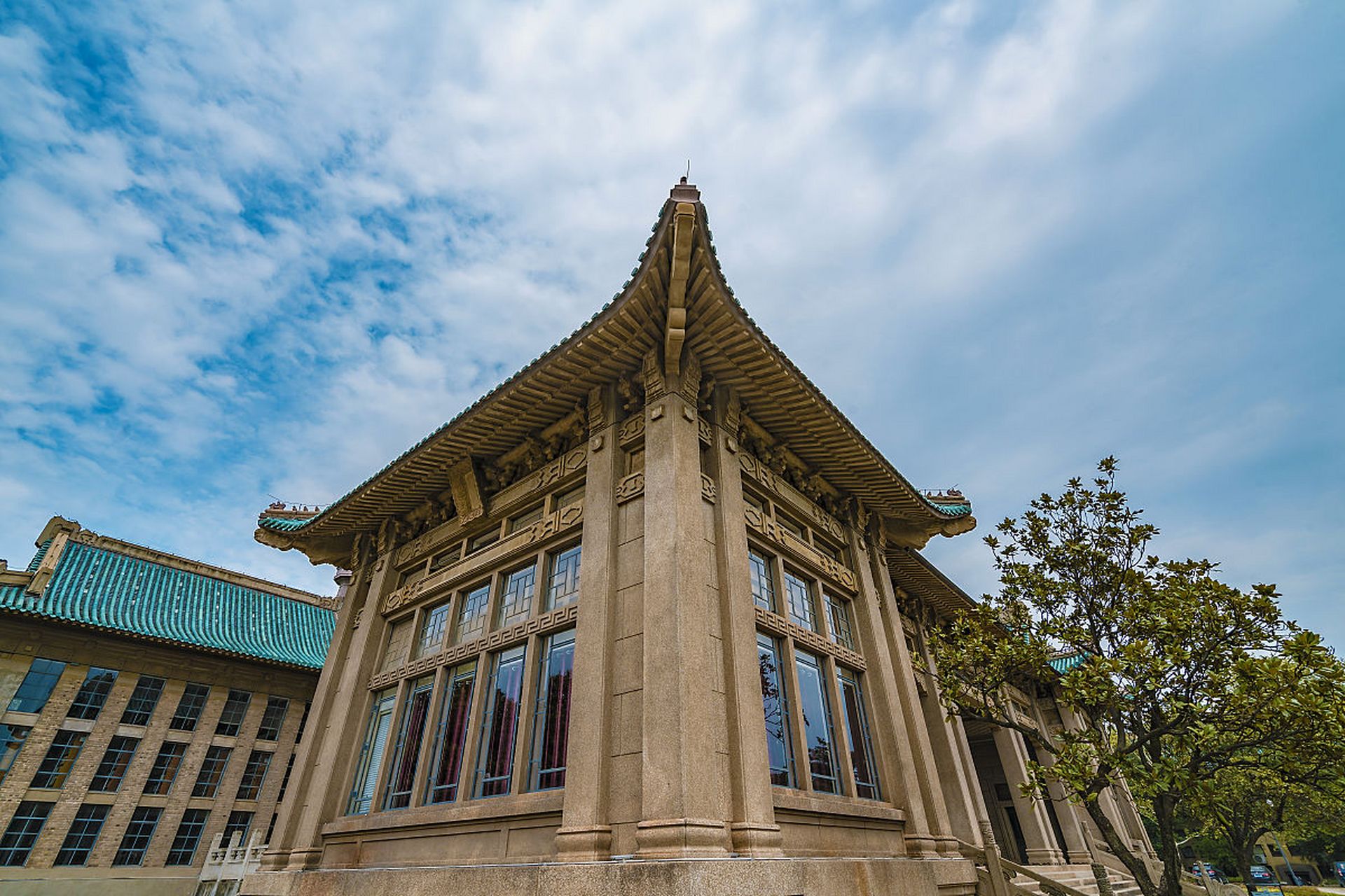 最近,一则关于性骚扰的消息在武汉大学图书馆引起了广泛关注.