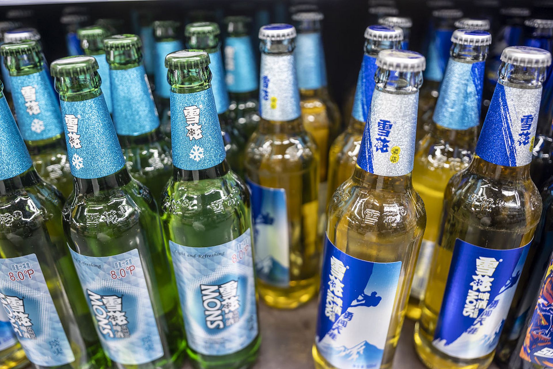 勇闯天涯啤酒酒精度数≥3.0%vol,口感醇厚细腻,泡沫丰富持久.