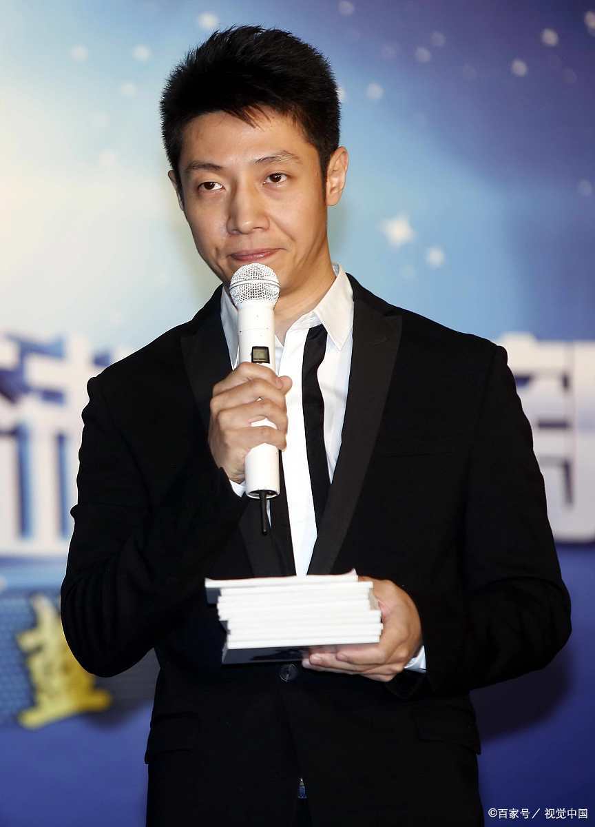 撒贝宁果然是央视显眼包,村ba放飞自我,入乡随俗与万人一起热舞