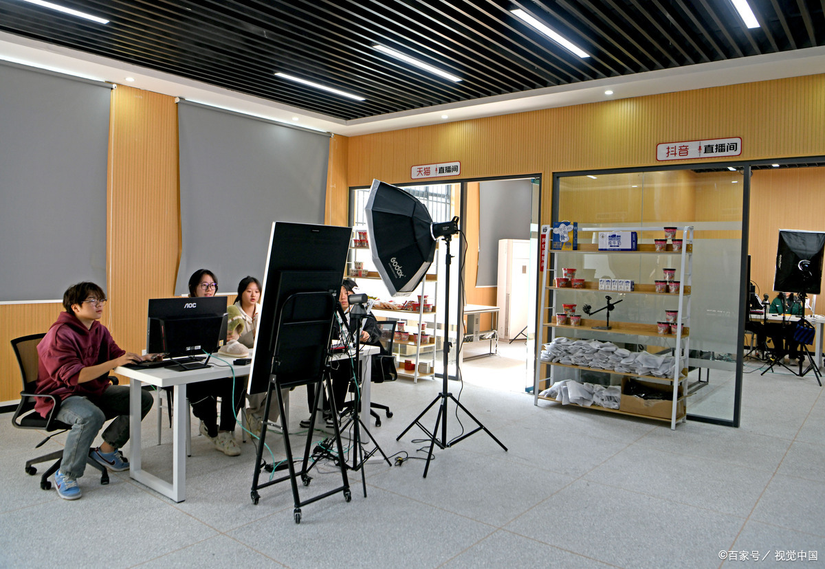 他把供应商的联系电话,都标在标识牌上