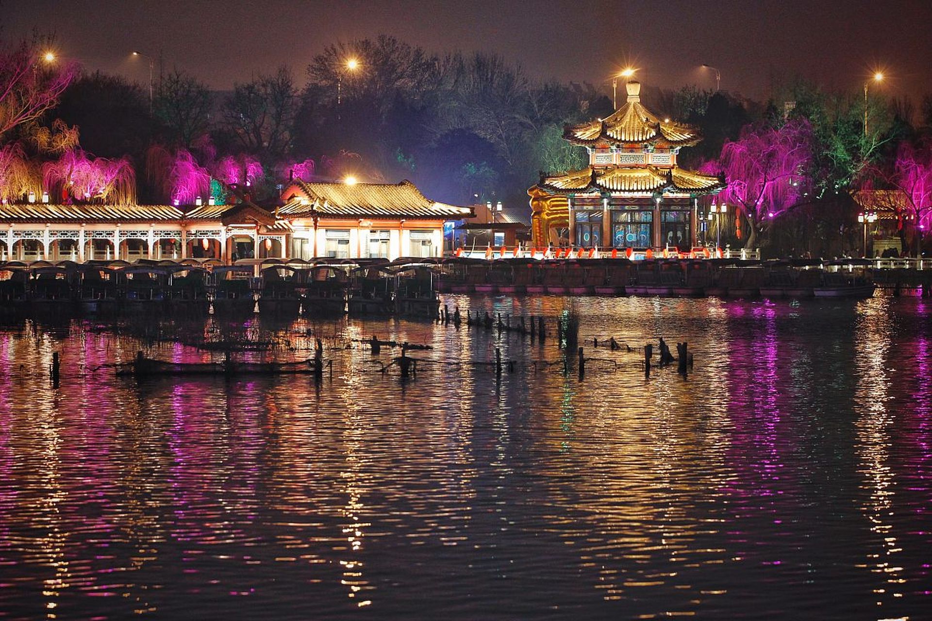 城市大玩家#  济南大明湖 大明湖的夜景同样迷人.