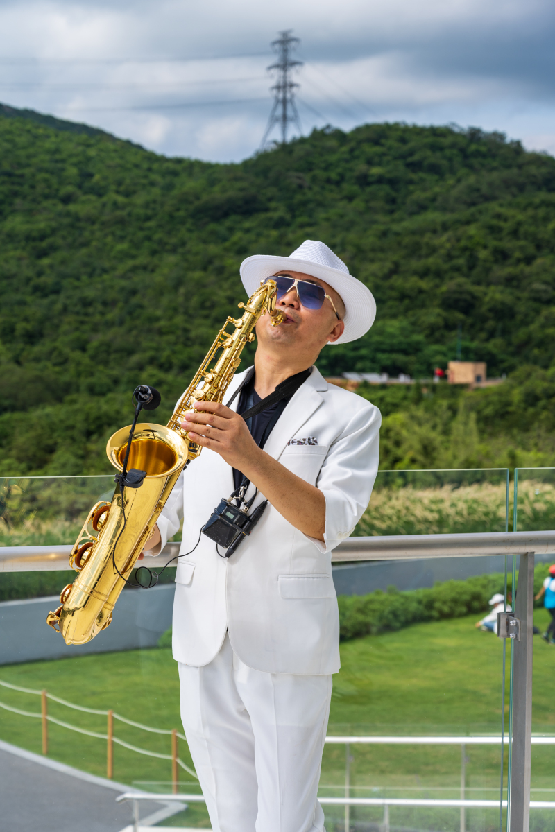 经常看到有很多老年人在公园里或者路边,抱着个萨克斯在吹