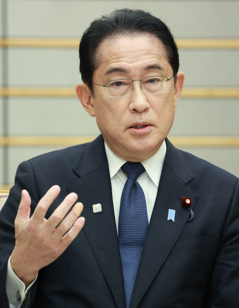 日本警察在本土被美国人细致检查  七国集团峰会期间,在各国政要住的