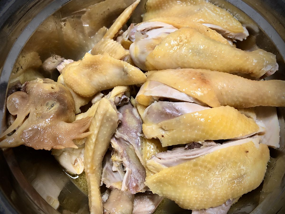 隔水蒸鸡,广东人家经典做法,不放水不腌鸡,鸡汤鲜甜肉嫩滑