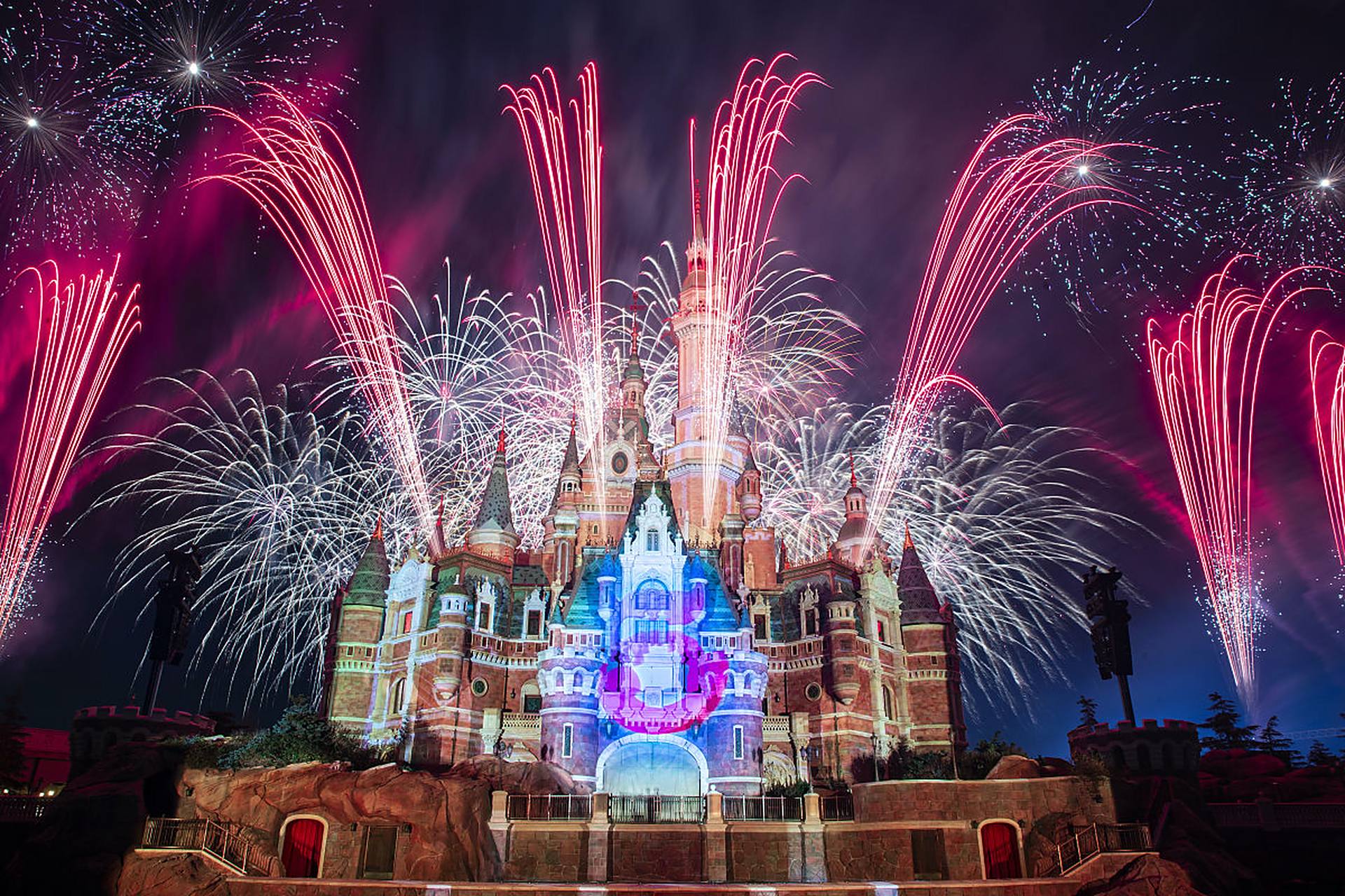 在上海迪士尼乐园,烟花不仅仅是一种视觉盛宴,更是一场情感的共鸣