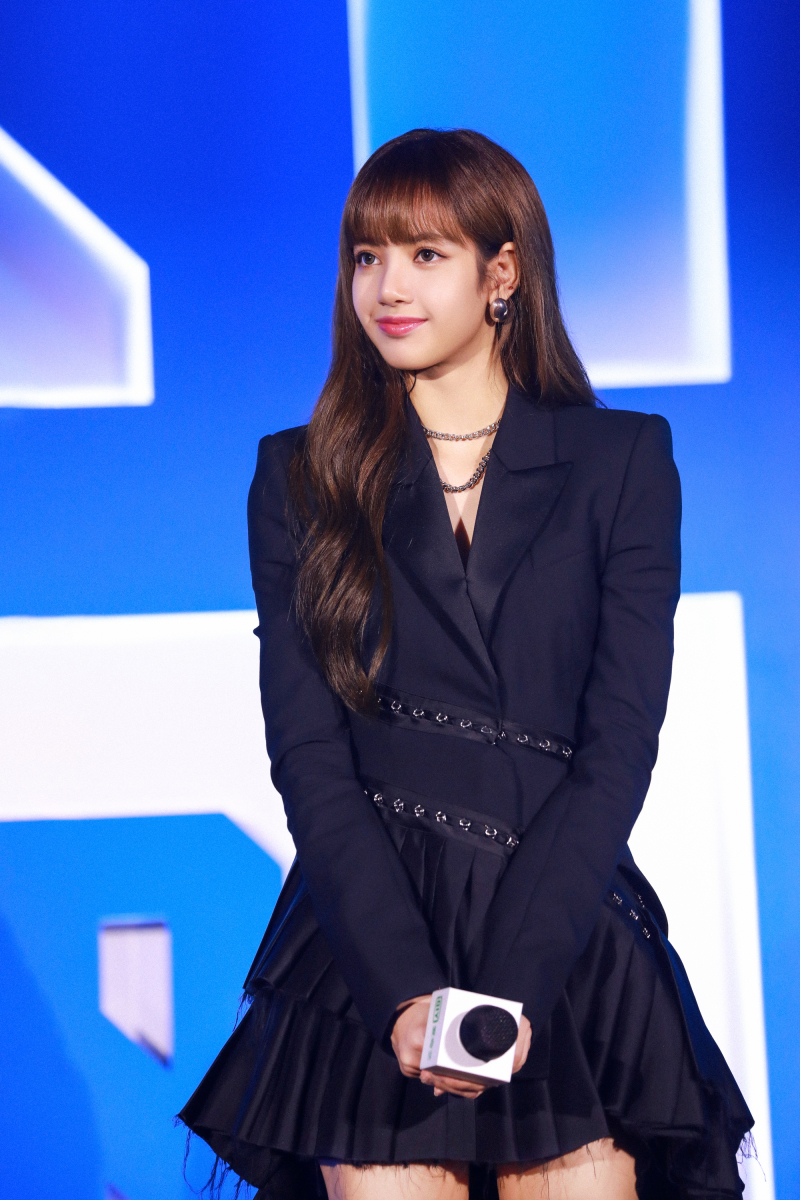 lisa分享疯马秀内场照 韩网评论沦陷#!