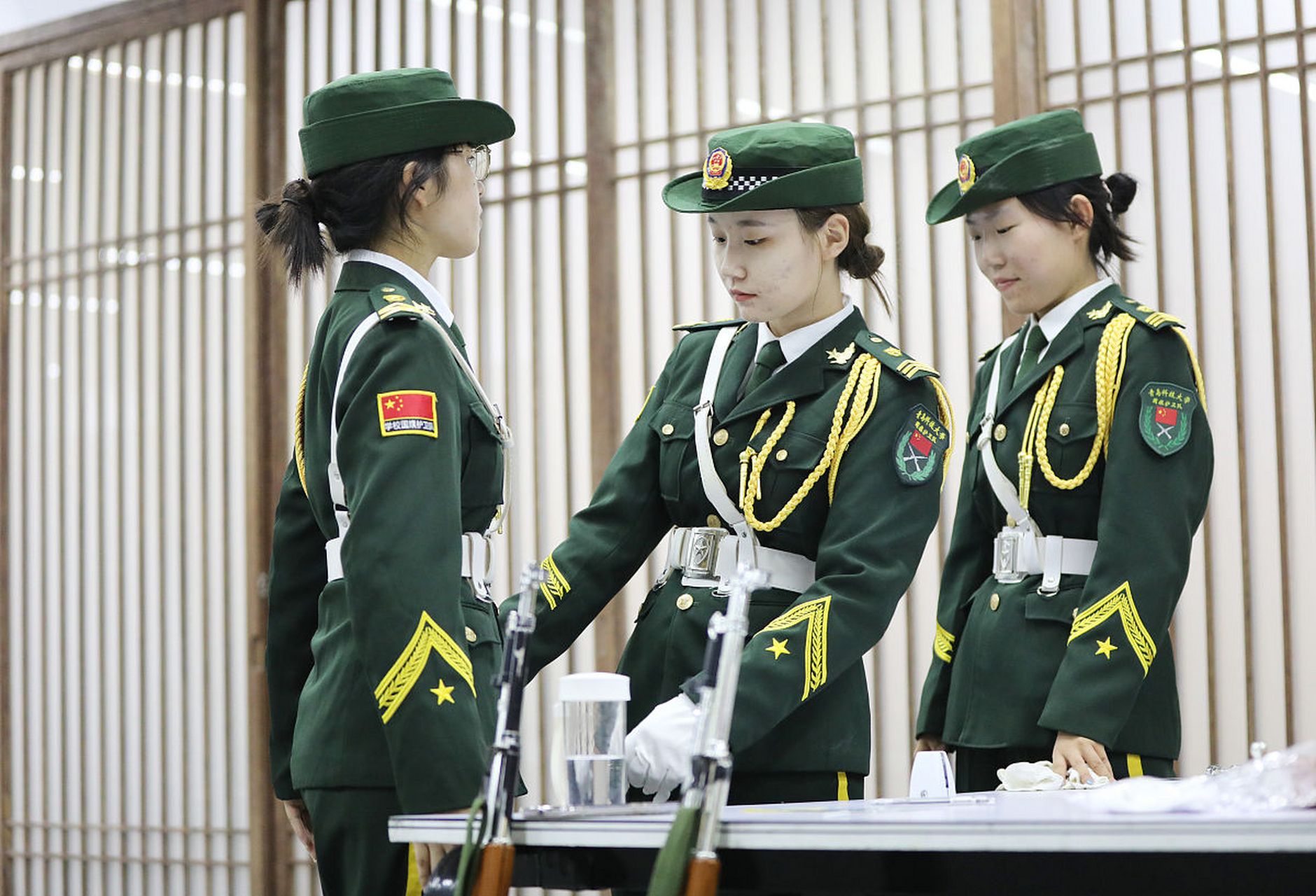 95后女兵掌舵南昌舰 彰显中国海军力量 近年来,随着中国海军实力的不