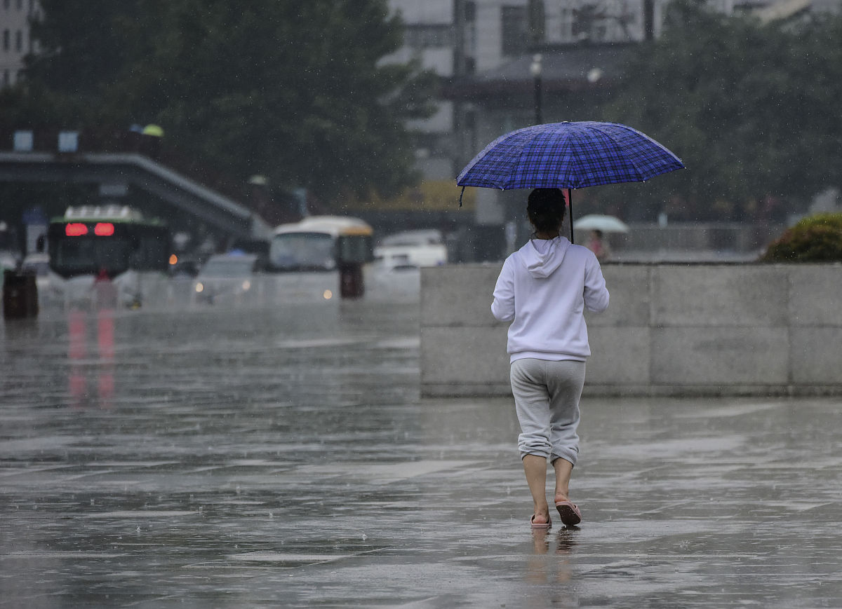 湖南东部暴雨来袭,这雨势简直比夏日里的冰淇淋还来得猛烈!
