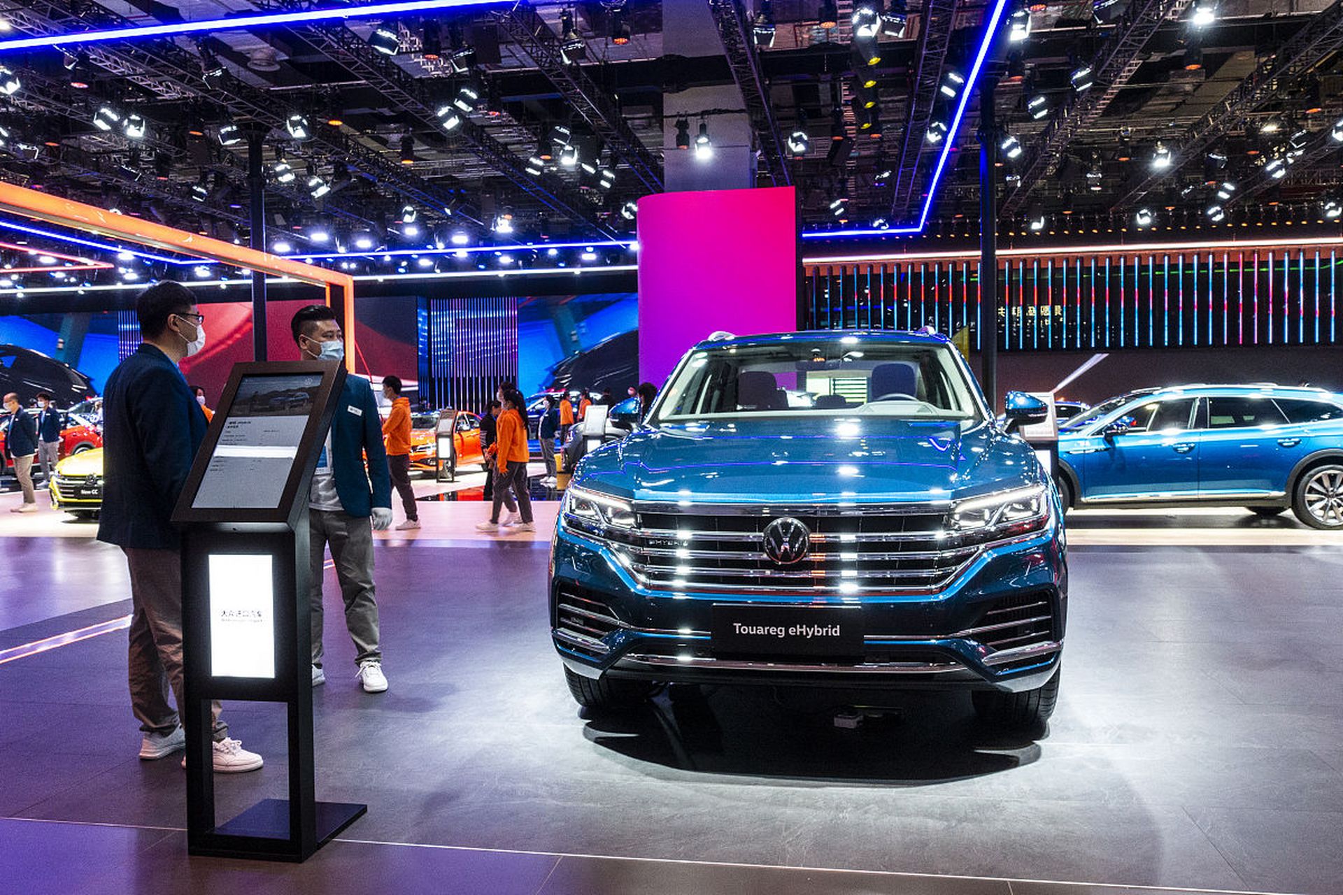 说到这辆大众途锐插电混动版,首先我们得关注一下这款车的即将到来的