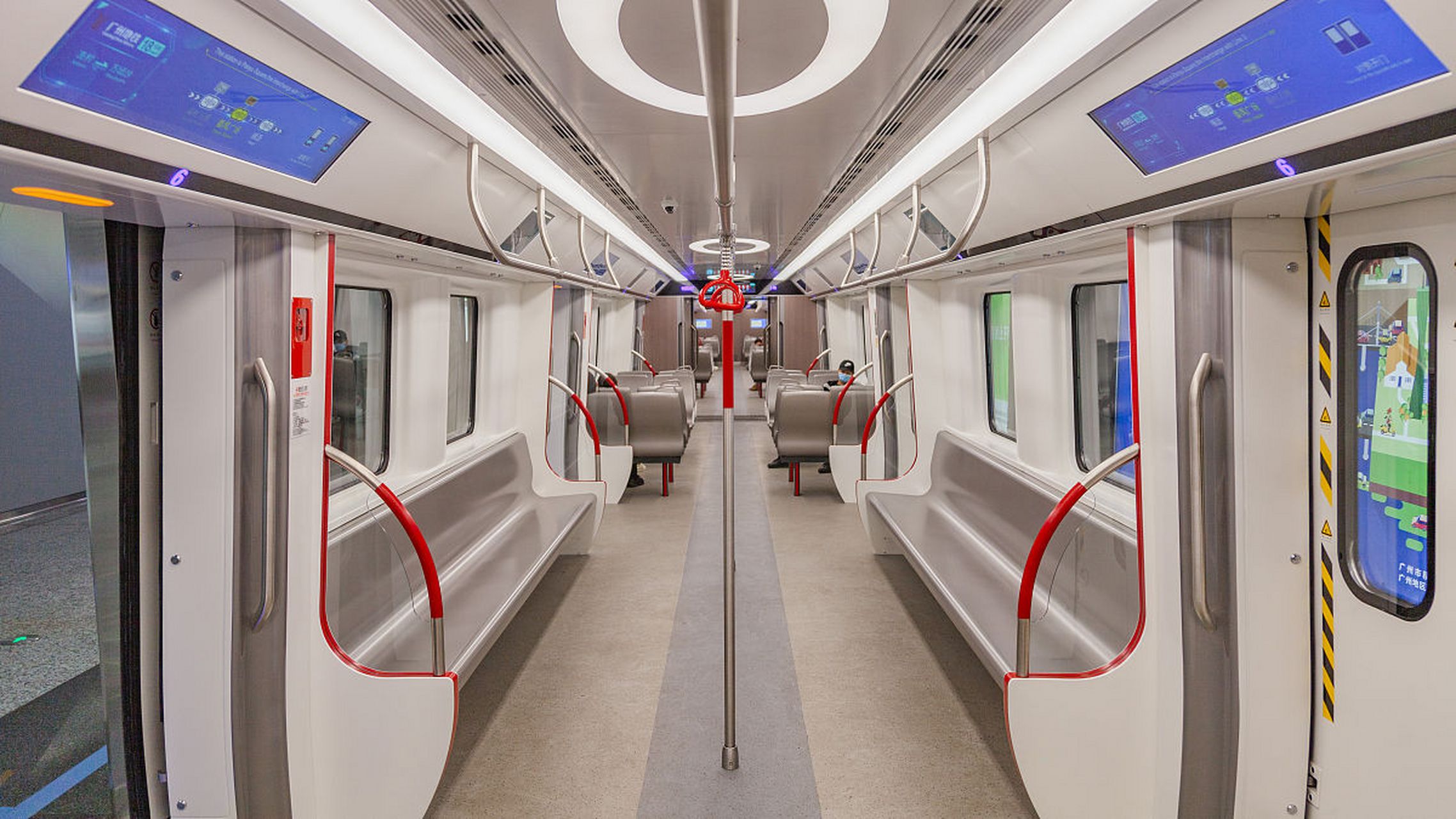 广州地铁18号线车厢宽大舒适,关键是速度快,每小时160公里,那体验绝对