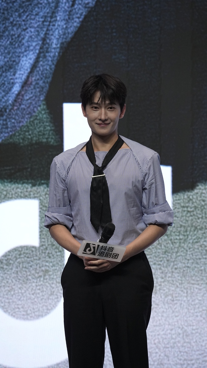 18岁的杨洋顶着张娃娃脸出道,满脸胶原蛋白嫩得能掐出水