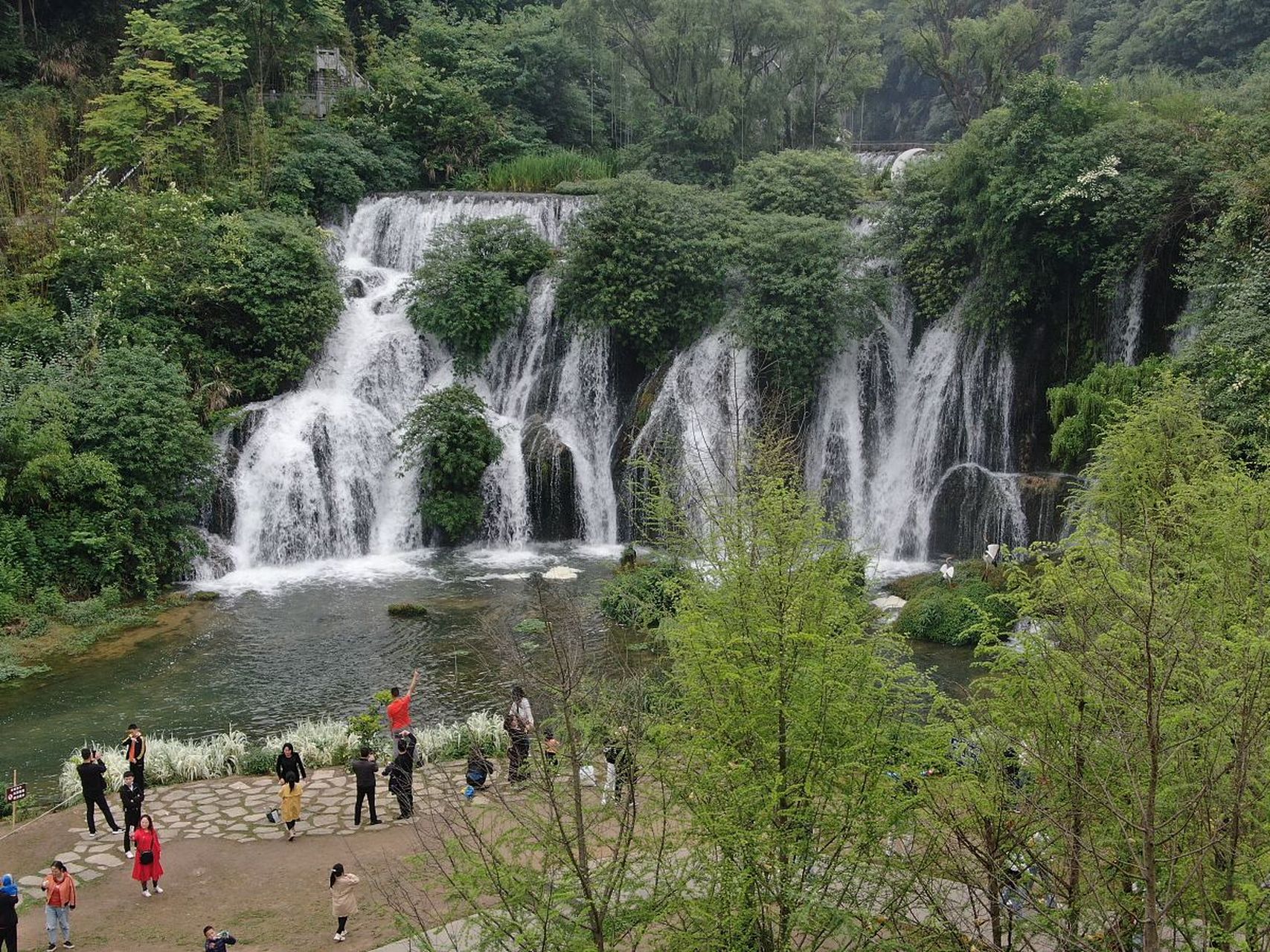 三叠岭瀑布位于湖润镇新灵村,距县城30公里,高100多米,宽约30米,为